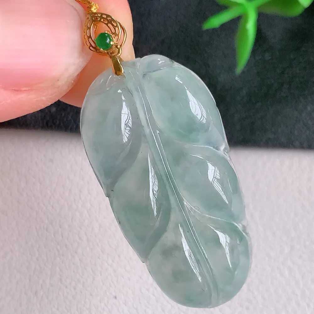 18k金扣冰润金枝玉叶翡翠吊坠  老种起胶感  寓意“金枝玉叶，大业有成，一夜成名”  饱满大气，水