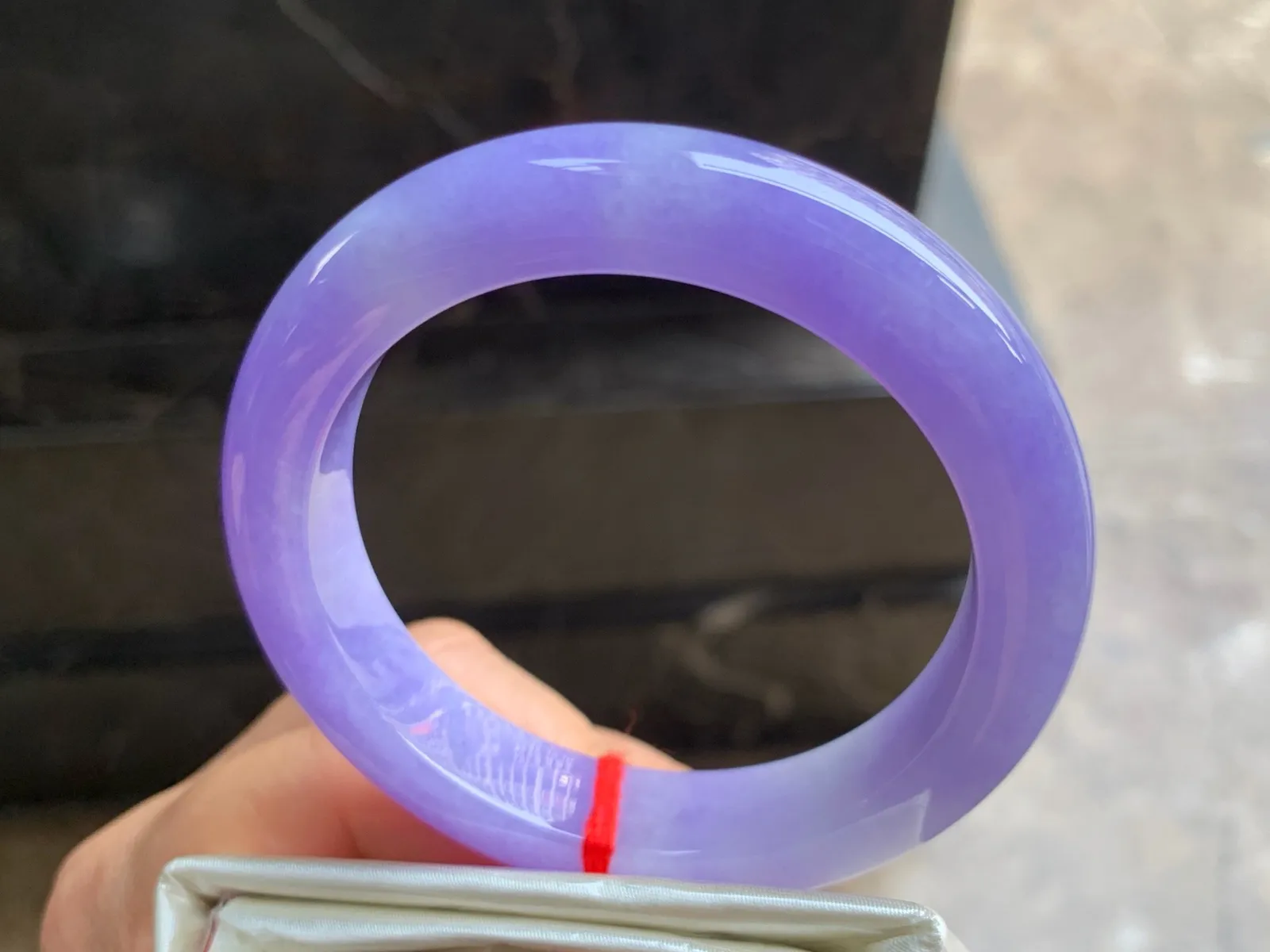 55.5-12.2-9.5mm
紫罗兰手镯 底子细腻 颜色浓郁漂亮 紫韵优雅 上手高贵大气