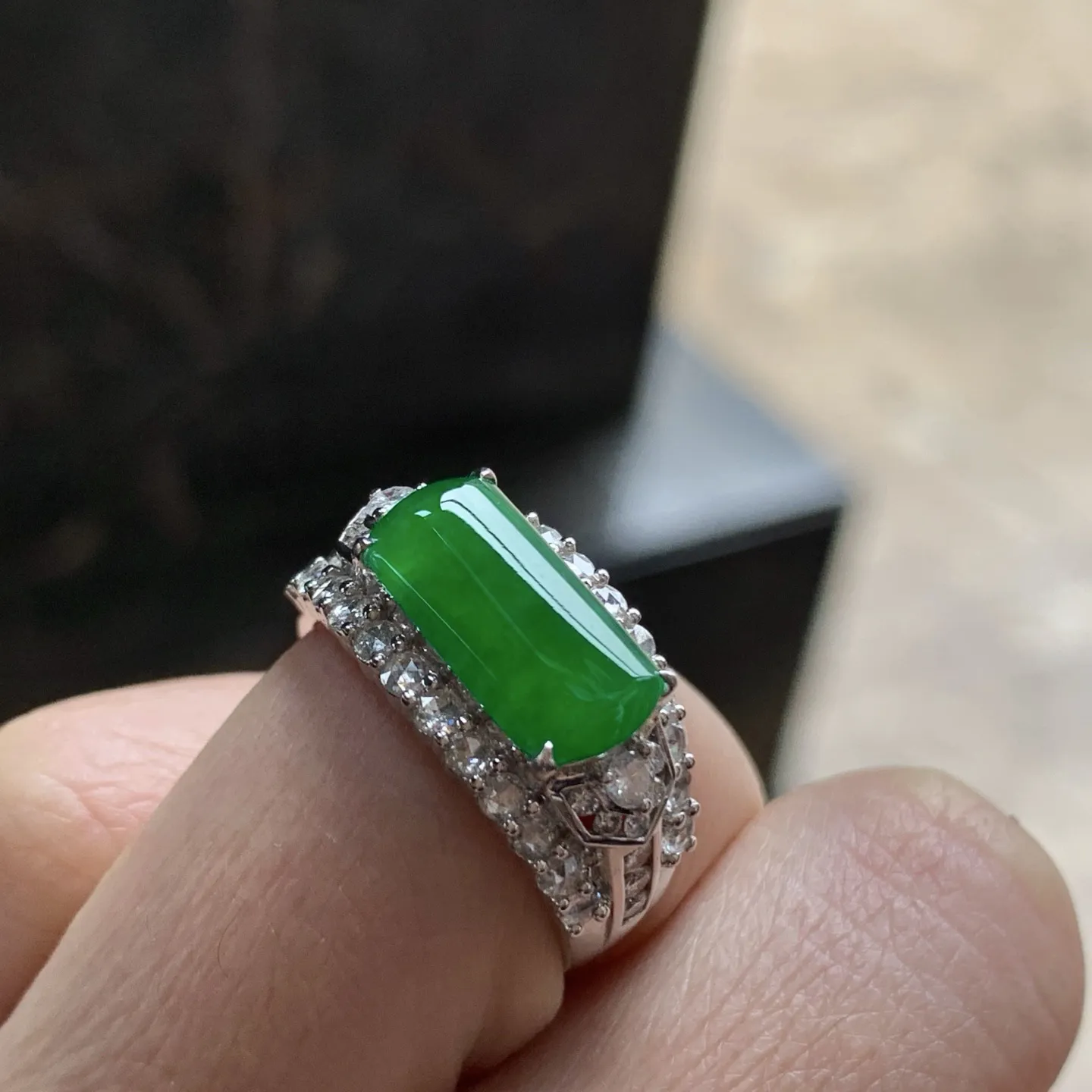 金钻镶嵌辣绿色马鞍戒指^_^鲜艳 浓郁