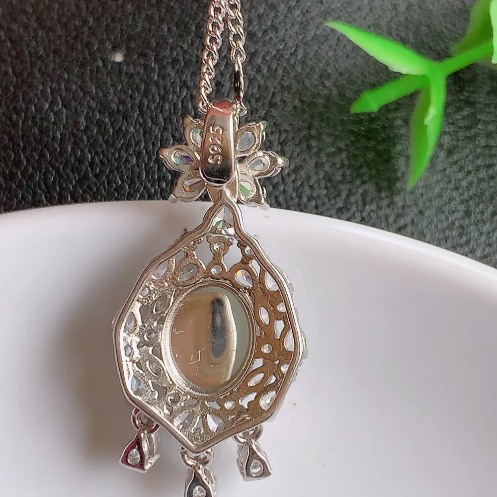 冰润满绿蛋面吊坠  玉质细润，翠绿色  沁人心脾 ，高档大气，镶嵌效果倍增，W815.2  整体尺寸：33-15.5-6.8mm  裸石尺寸：9.6-7.8