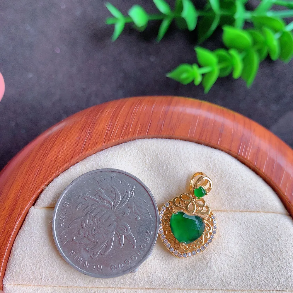 925银镶冰种心形吊坠 玉质细腻 色泽清新艳丽 W481.2  整体尺寸：20.8-14-5.6mm   裸石尺寸：7.8-6.8mm