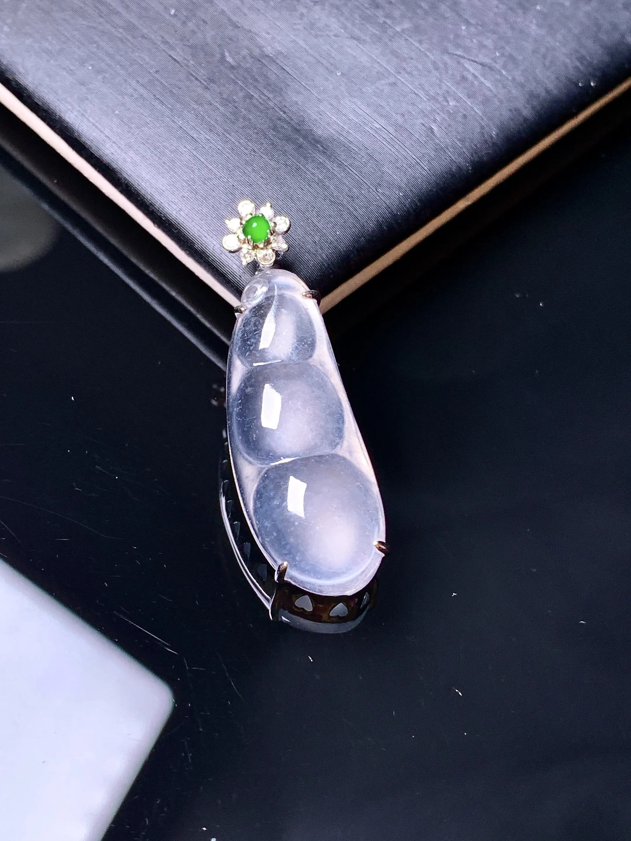 18k金钻镶嵌冰种四季豆吊坠 玉质细腻清新 水润亮眼 整体尺寸31.8*10.2*6.2