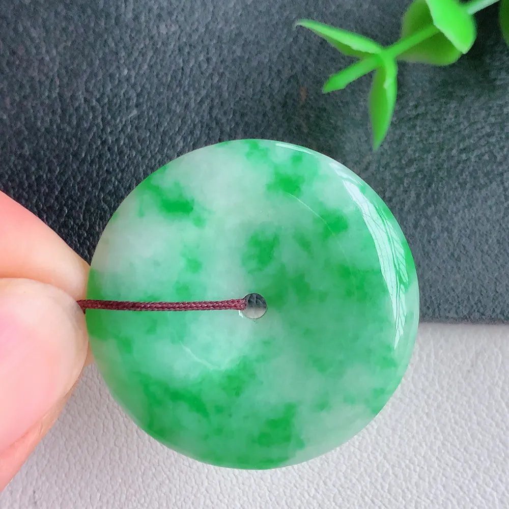 冰润飘绿平安扣吊坠，厚装饱满，冰润剔透，细腻水足，种质润泽，飘花灵动，佩戴优雅大气，W400.2   尺寸：31-4mm