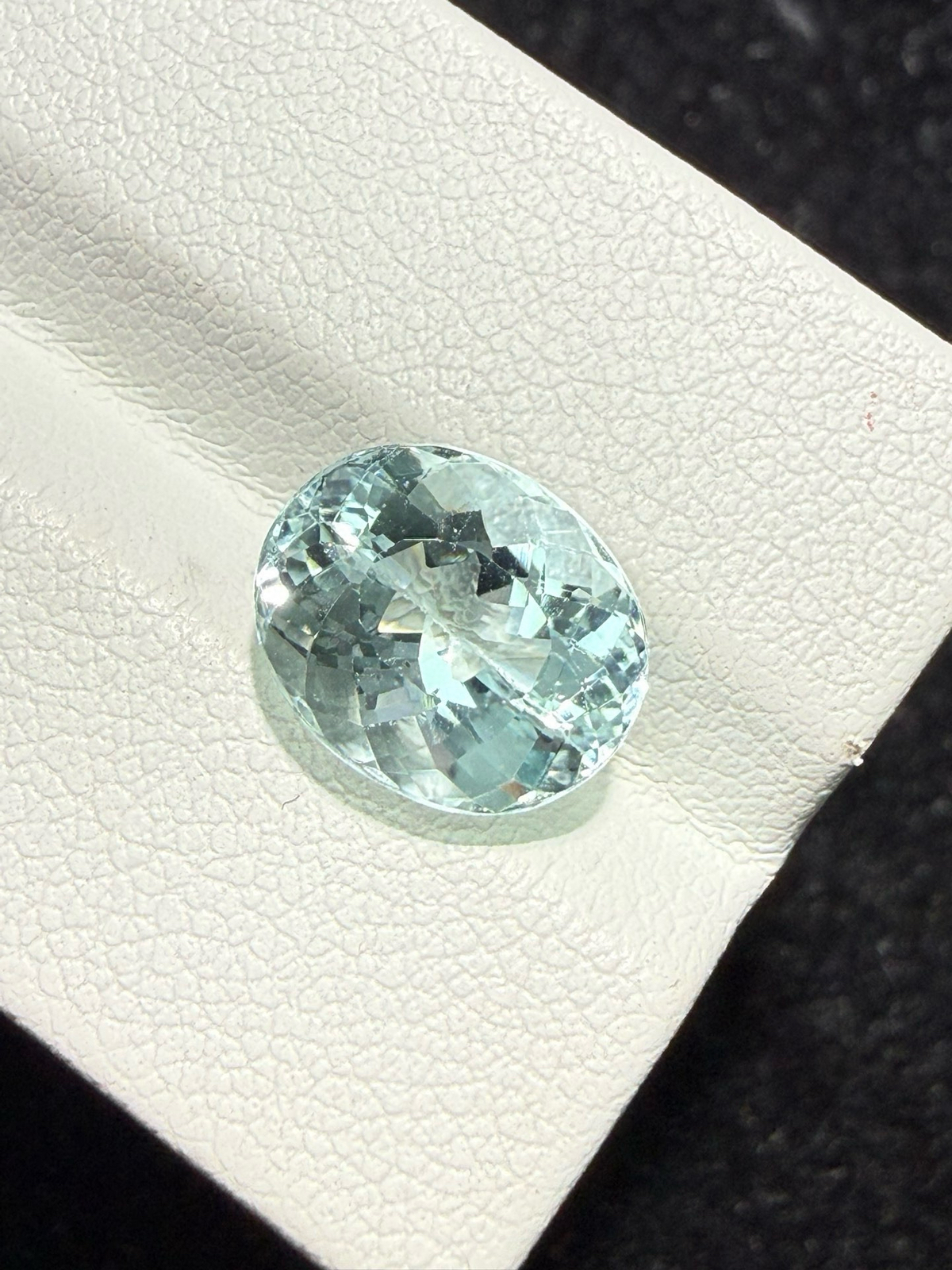 3.985克拉天然海蓝宝戒面裸石，颜色超美，火彩超好，尺寸：11.1*9.1*6.7mm