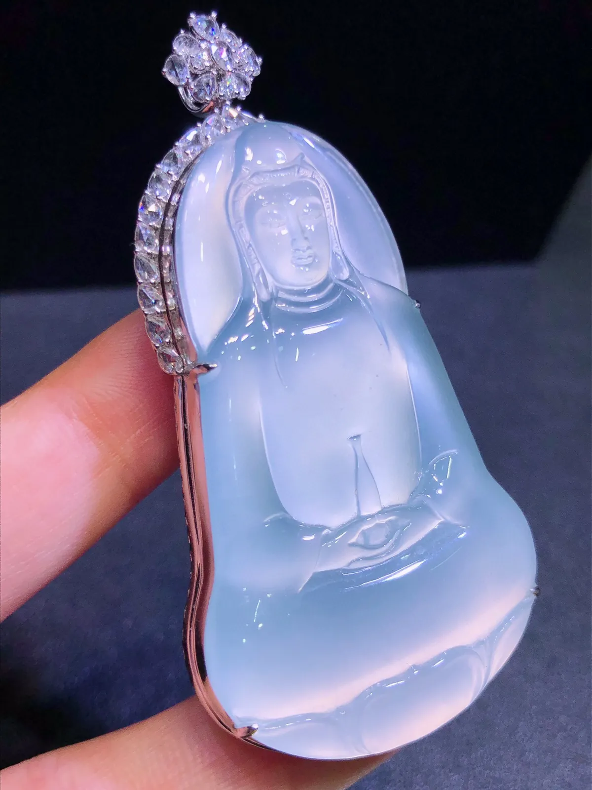 18K金镶 茅台白观音吊坠 完美 水润起光 品相饱满 苹果手机拍摄，实物更好看