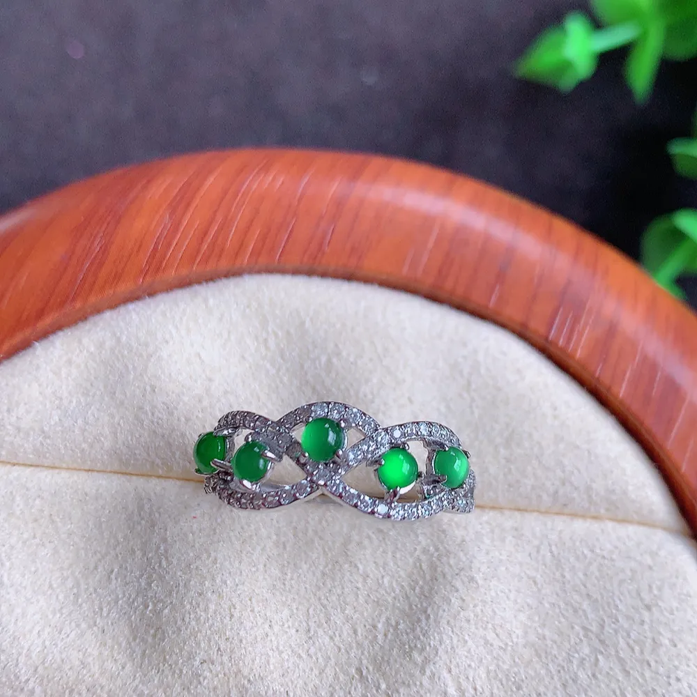 冰润满绿精美环形翡翠戒指  玉质细腻  冰清玉润  飘花灵动  颜色漂亮  W481.2 内径尺寸：17.5mm  裸石尺寸：3mm