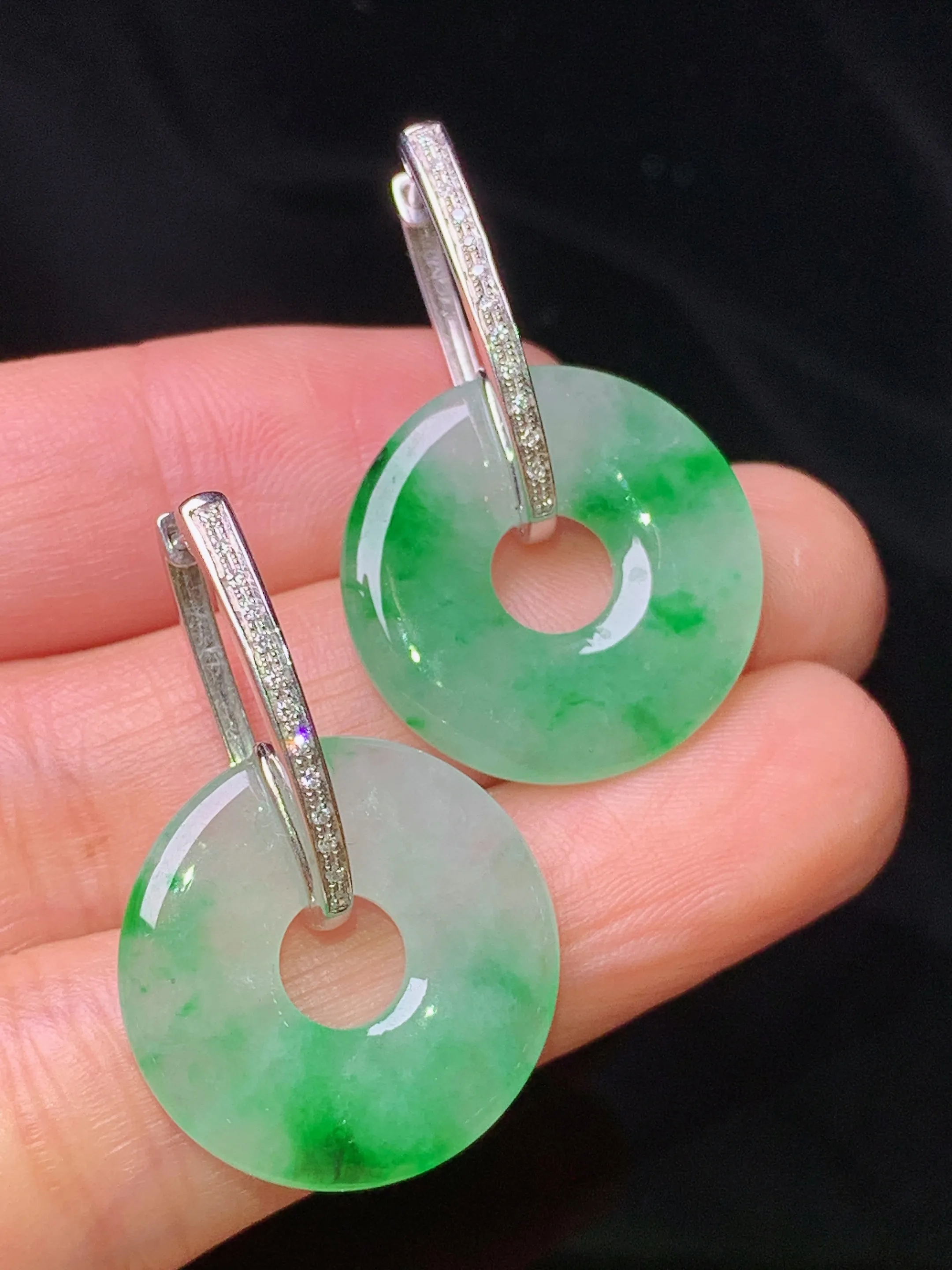 18k金钻镶嵌飘绿平安环耳坠 玉质细腻清新 水润亮眼 整体尺寸32.3*20.5*3.2