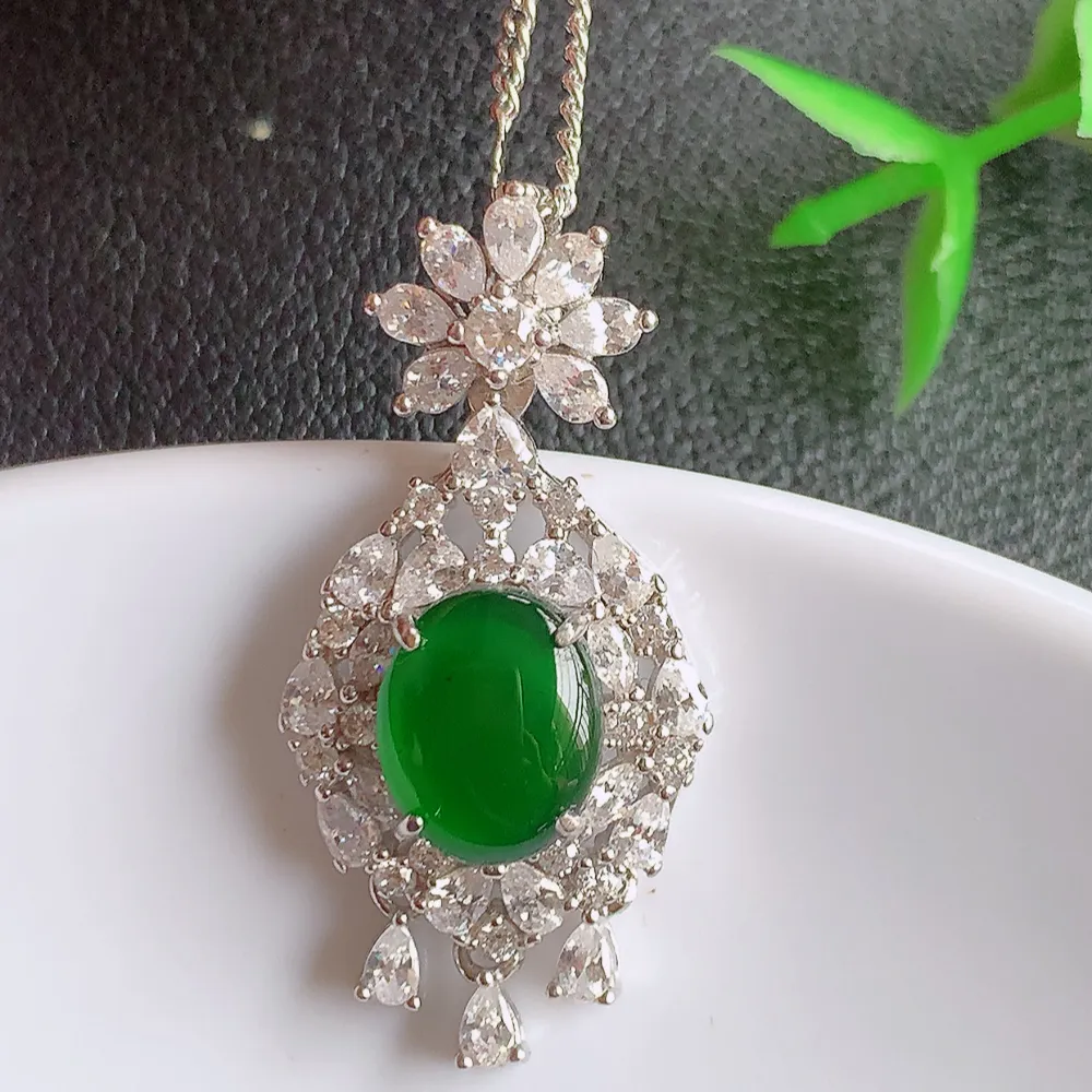 冰润满绿蛋面吊坠  玉质细润，翠绿色  沁人心脾 ，高档大气，镶嵌效果倍增，W815.2  整体尺寸