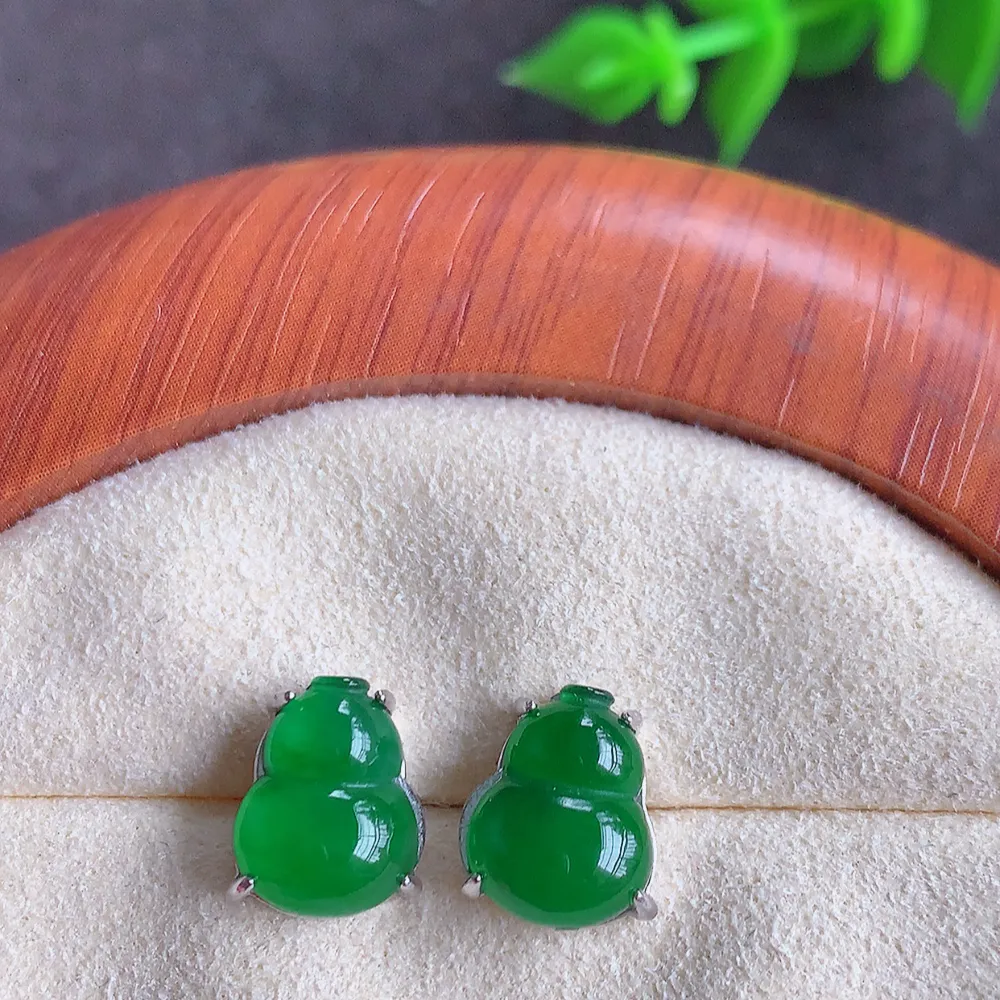 925银镶冰润满绿葫芦翡翠耳钉  寓意“福禄双全，加官进爵，财源滚滚” 莹润通透，抱满大气  清新脱俗    W481.2 整体尺寸：10-8-3.8mm  裸石尺寸：10-8mm