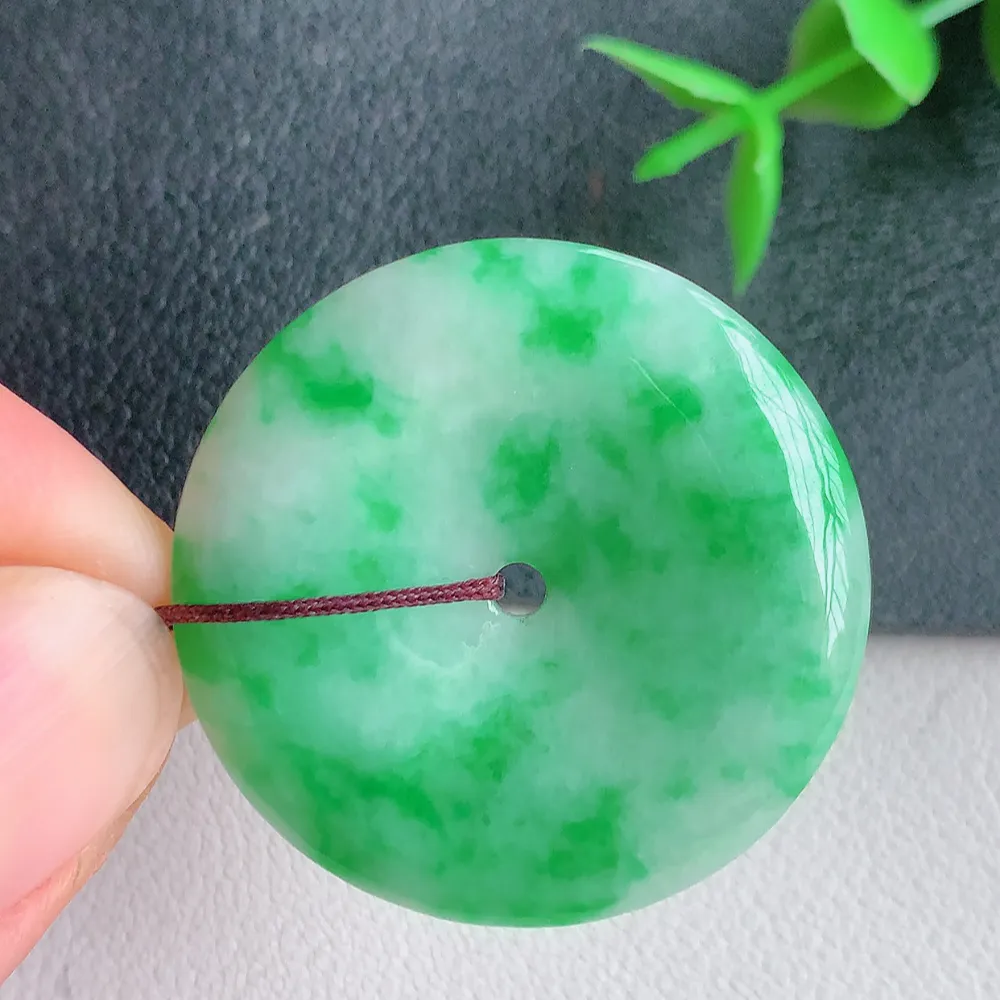 冰润飘绿平安扣吊坠，厚装饱满，冰润剔透，细腻水足，种质润泽，飘花灵动，佩戴优雅大气，W400.2   尺寸：31-4mm