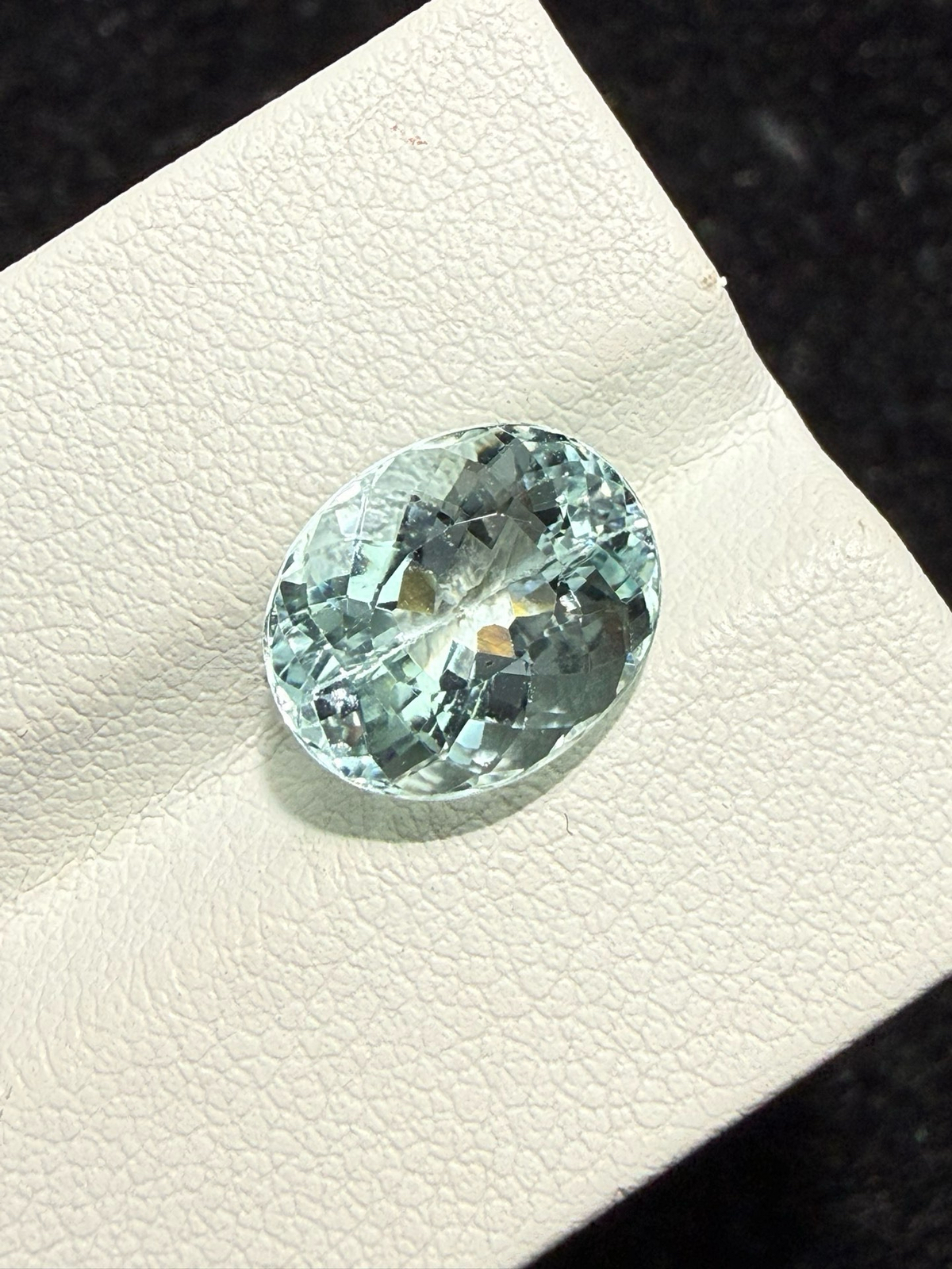 3.985克拉天然海蓝宝戒面裸石，颜色超美，火彩超好，尺寸：11.1*9.1*6.7mm