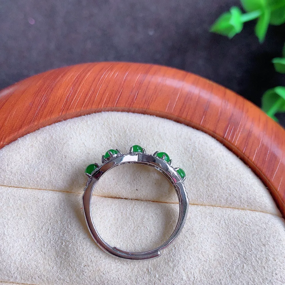 冰润满绿精美环形翡翠戒指  玉质细腻  冰清玉润  飘花灵动  颜色漂亮  W481.2 内径尺寸：17.5mm  裸石尺寸：3mm