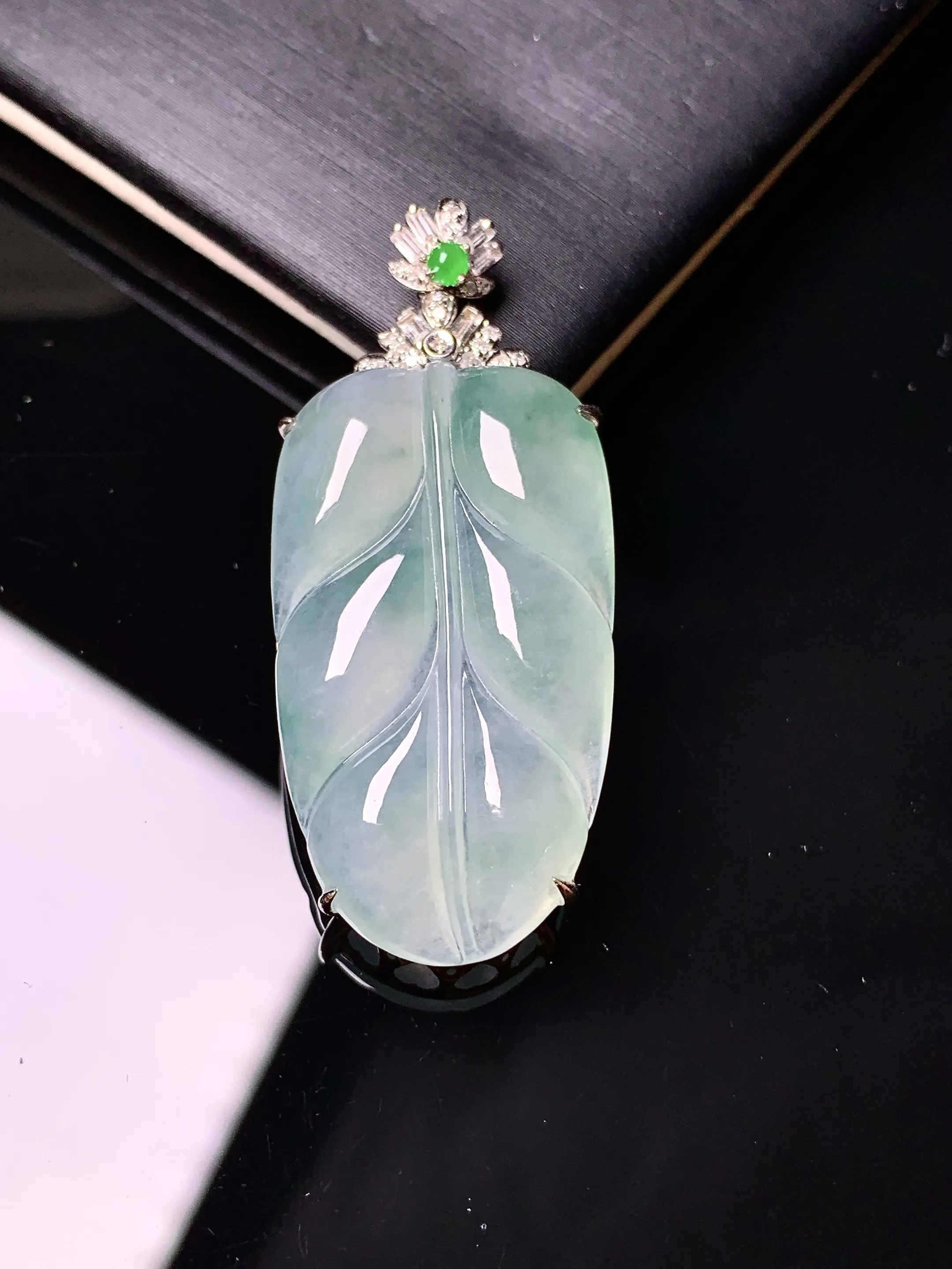 18k金钻镶嵌冰种树叶吊坠 玉质细腻清新 水润亮眼 整体尺寸41*17.5*7