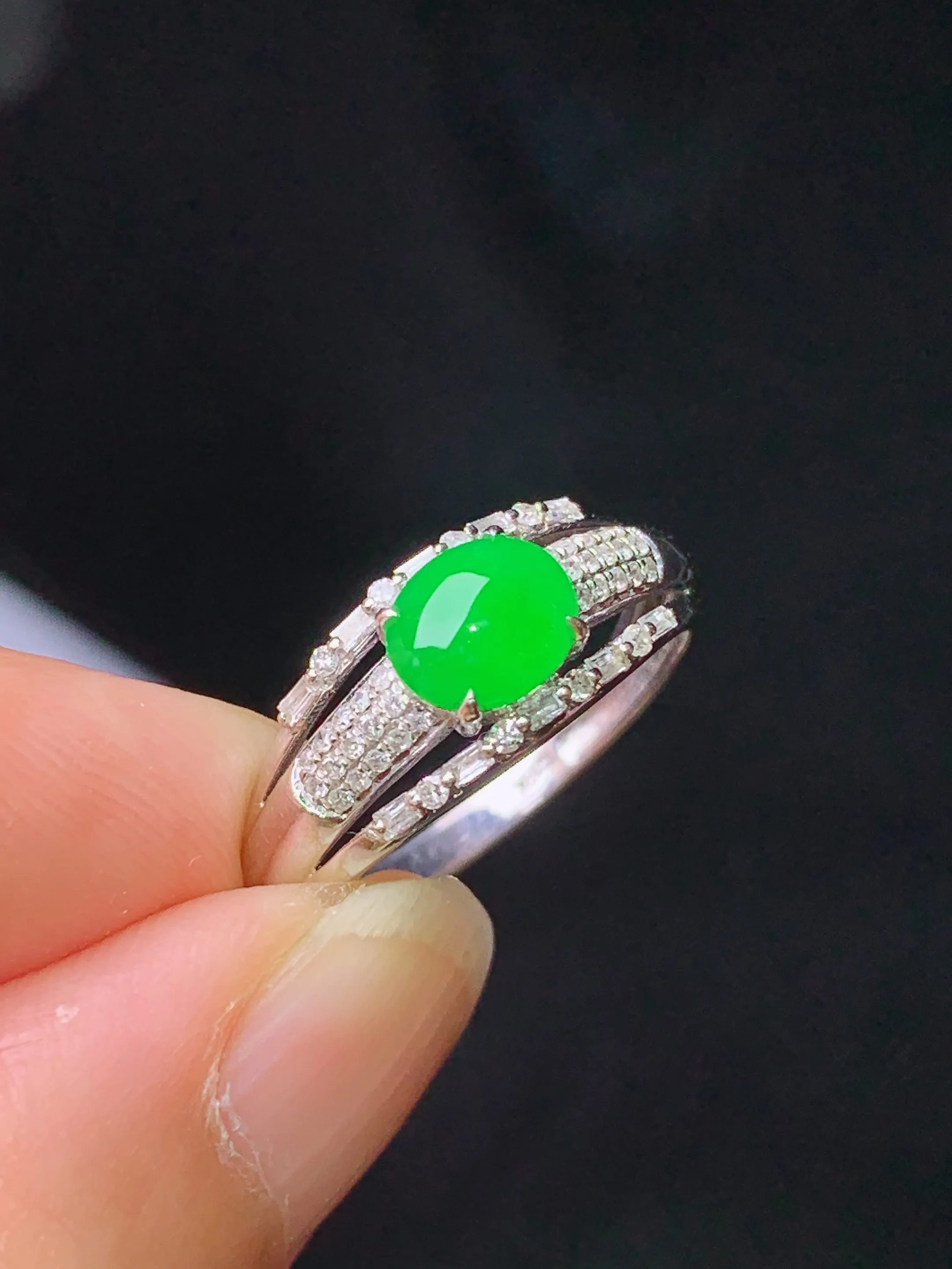 18k金钻镶嵌满绿蛋面戒指 玉质细腻清新 水润亮眼 圈口13.5 裸石尺寸5.5*6.3*2.3
