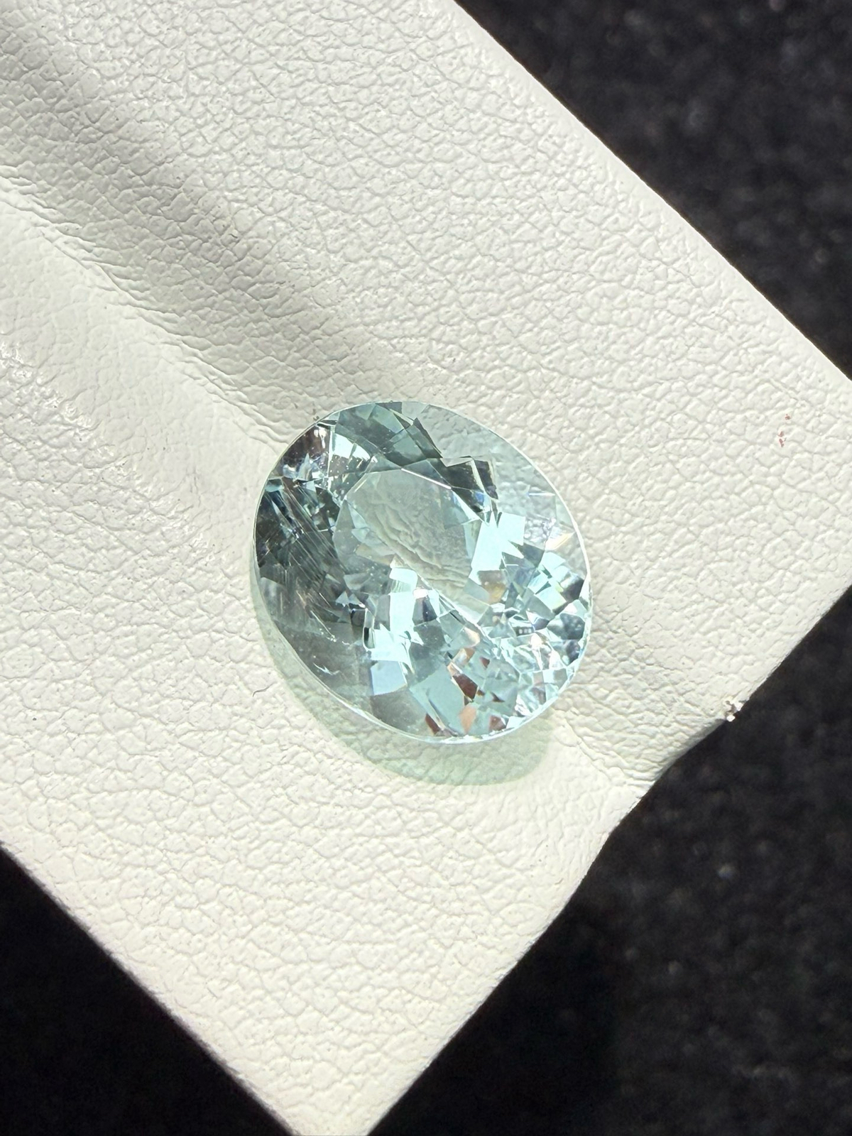 4.1克拉天然海蓝宝戒面裸石，颜色超美，火彩超好，尺寸：11.8*9.8*6.6mm