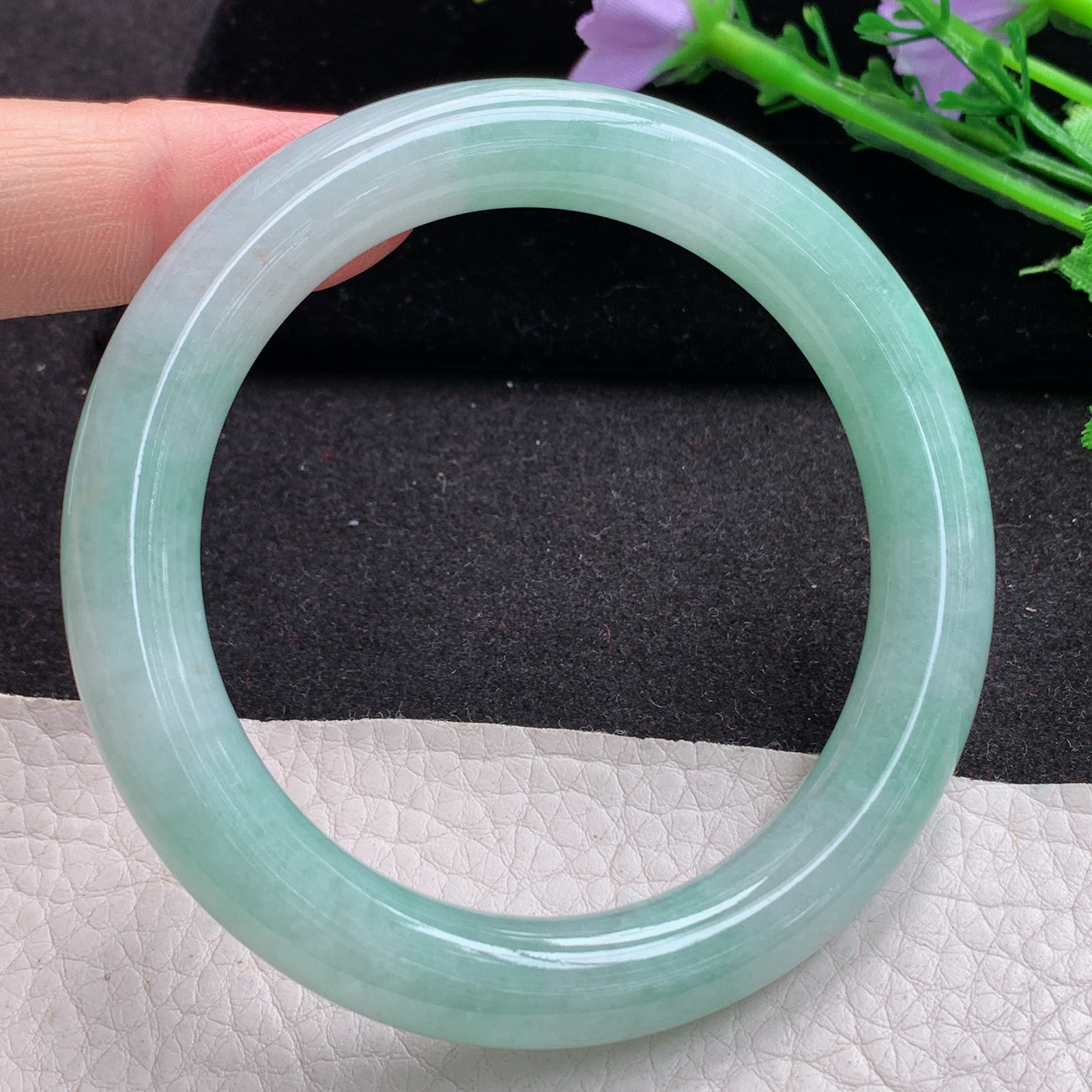 xx清新款57*10.5美人镯 天然缅甸翡翠A货细润飘绿圆条玉手环