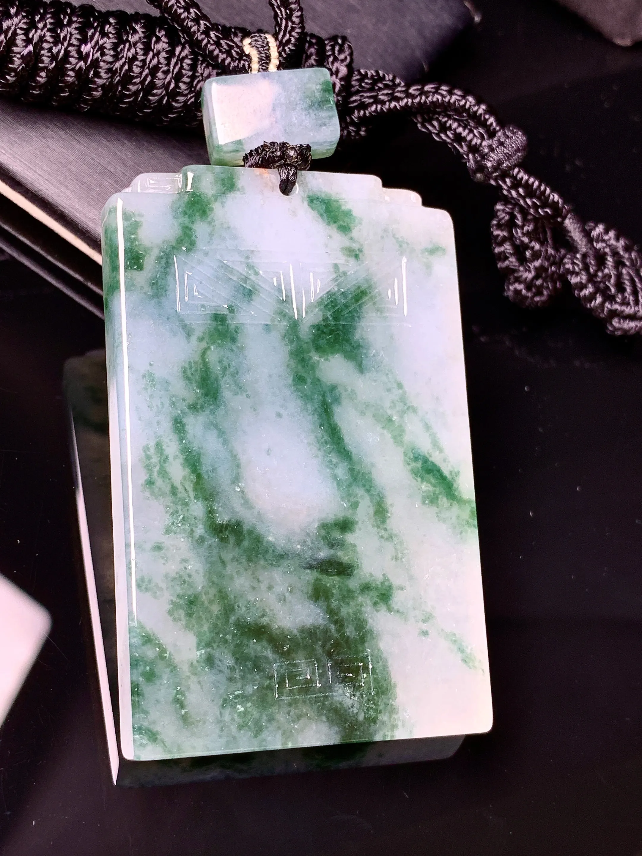 飘绿无事牌吊坠 玉质细腻清新 水润亮眼 整体尺寸55.3*34.3*6.3