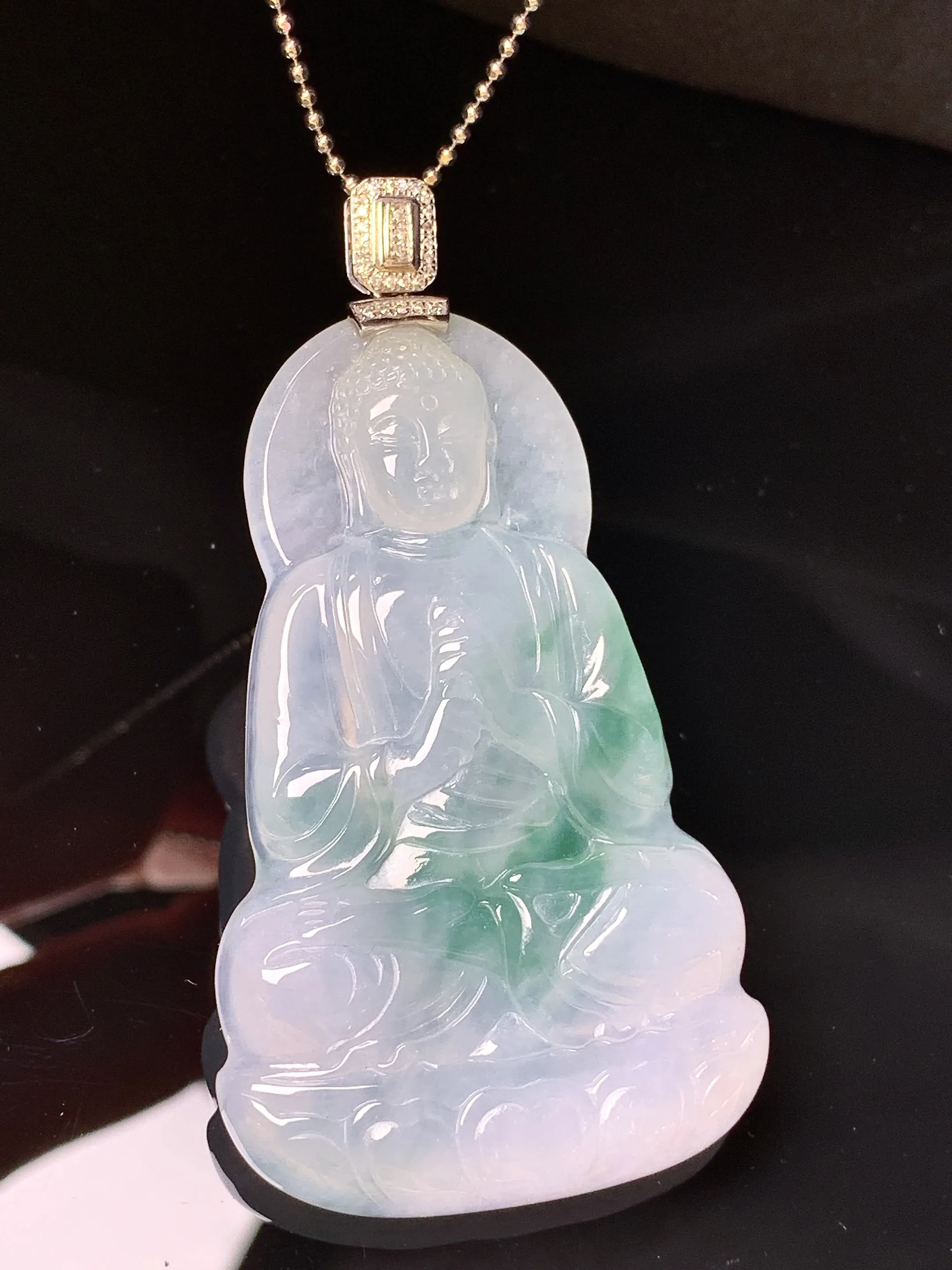 18k金钻镶嵌飘绿大日如来吊坠 玉质细腻清新 水润亮眼 整体尺寸61.2*32.6*5.5