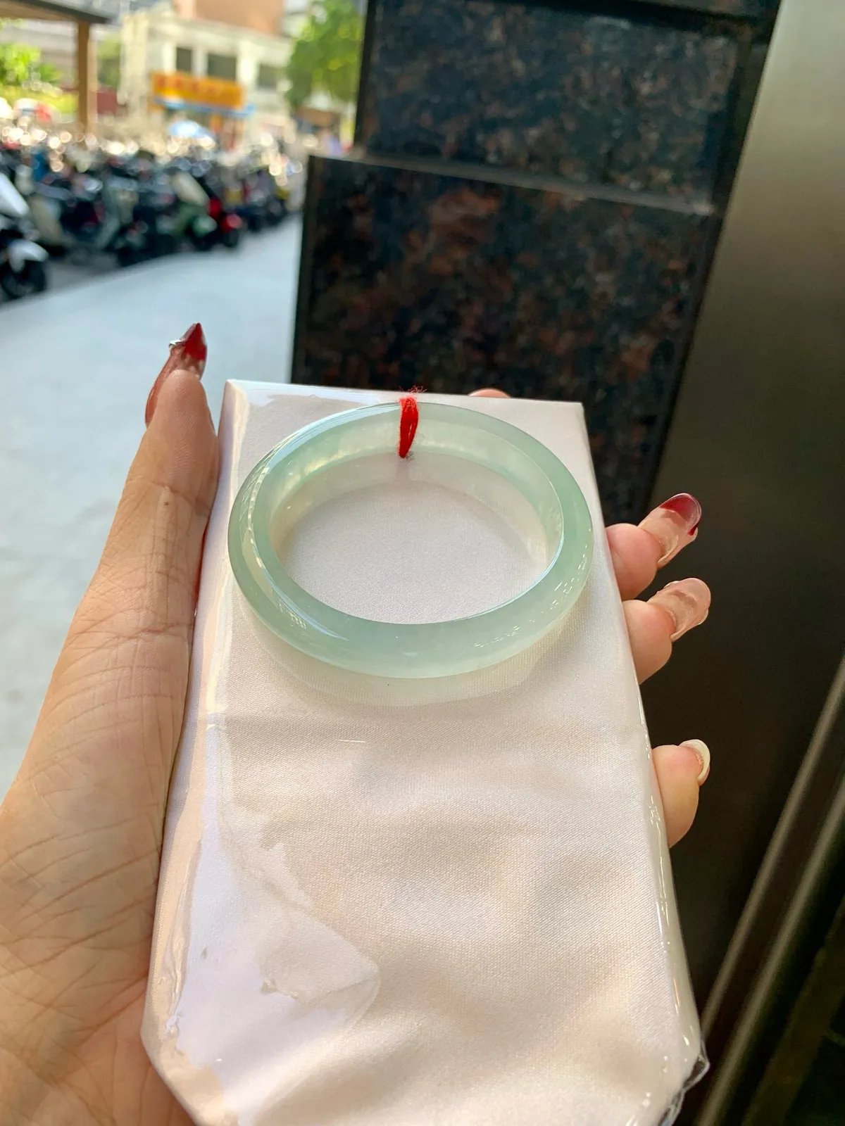 冰晴贵妃
51.6-44-7.2-9.6
打灯小细纹，不影响，底妆冰透起光，温柔气质，清新甜美时而绿时而蓝，随光线变化如梦如初。