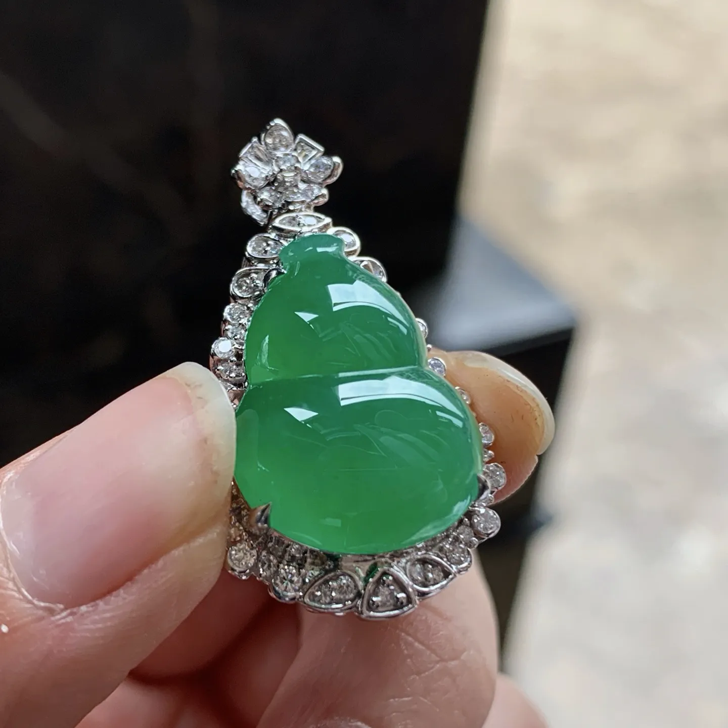 金钻镶嵌辣绿色葫芦吊坠^_^鲜艳 浓郁 起光