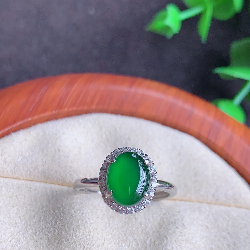 冰润满绿精美环形翡翠戒指  玉质细腻  冰清玉润  飘花灵动  颜色漂亮  W481.2 内径尺寸：17.5mm  裸石尺寸：8.8-6.8mm