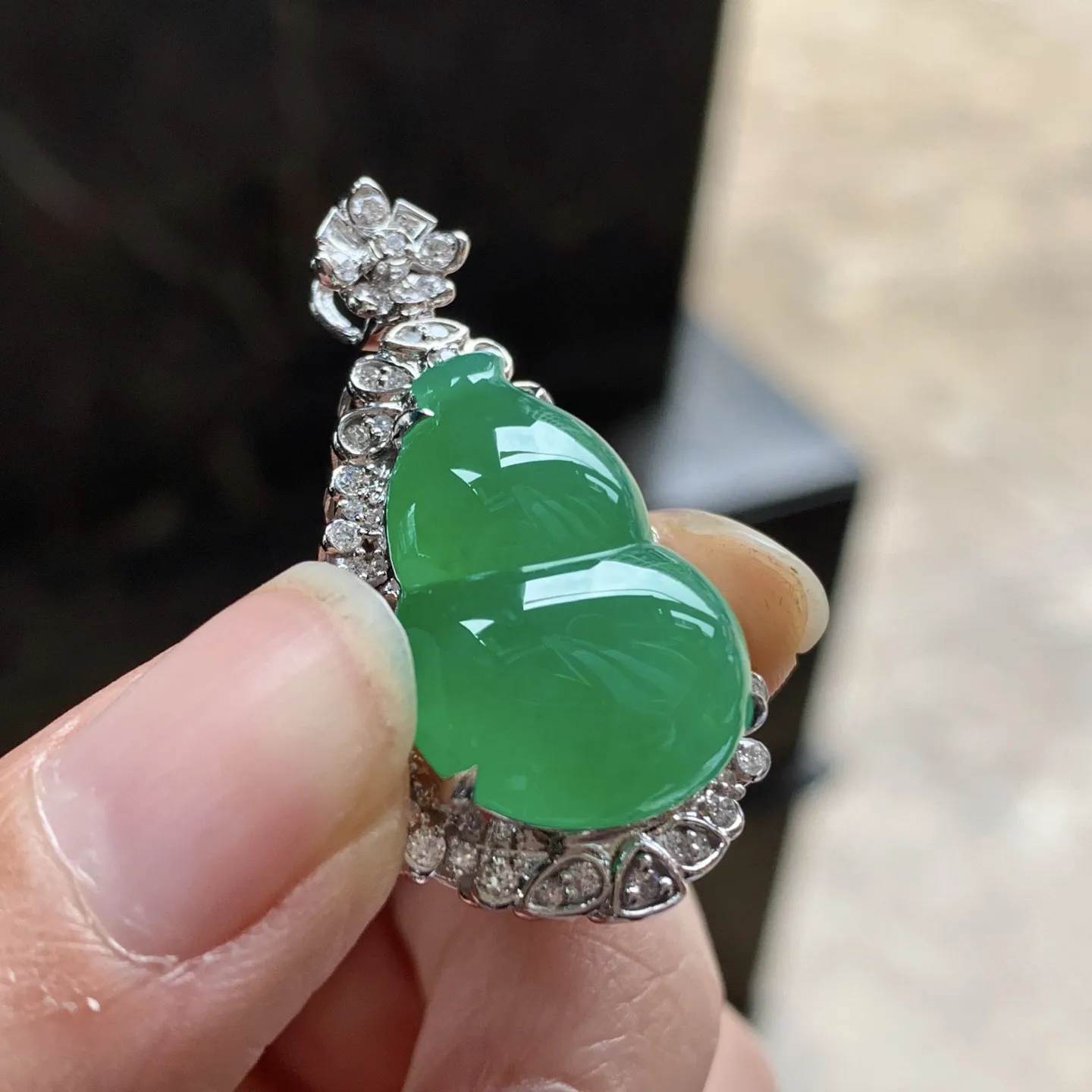 金钻镶嵌辣绿色葫芦吊坠^_^鲜艳 浓郁 起光