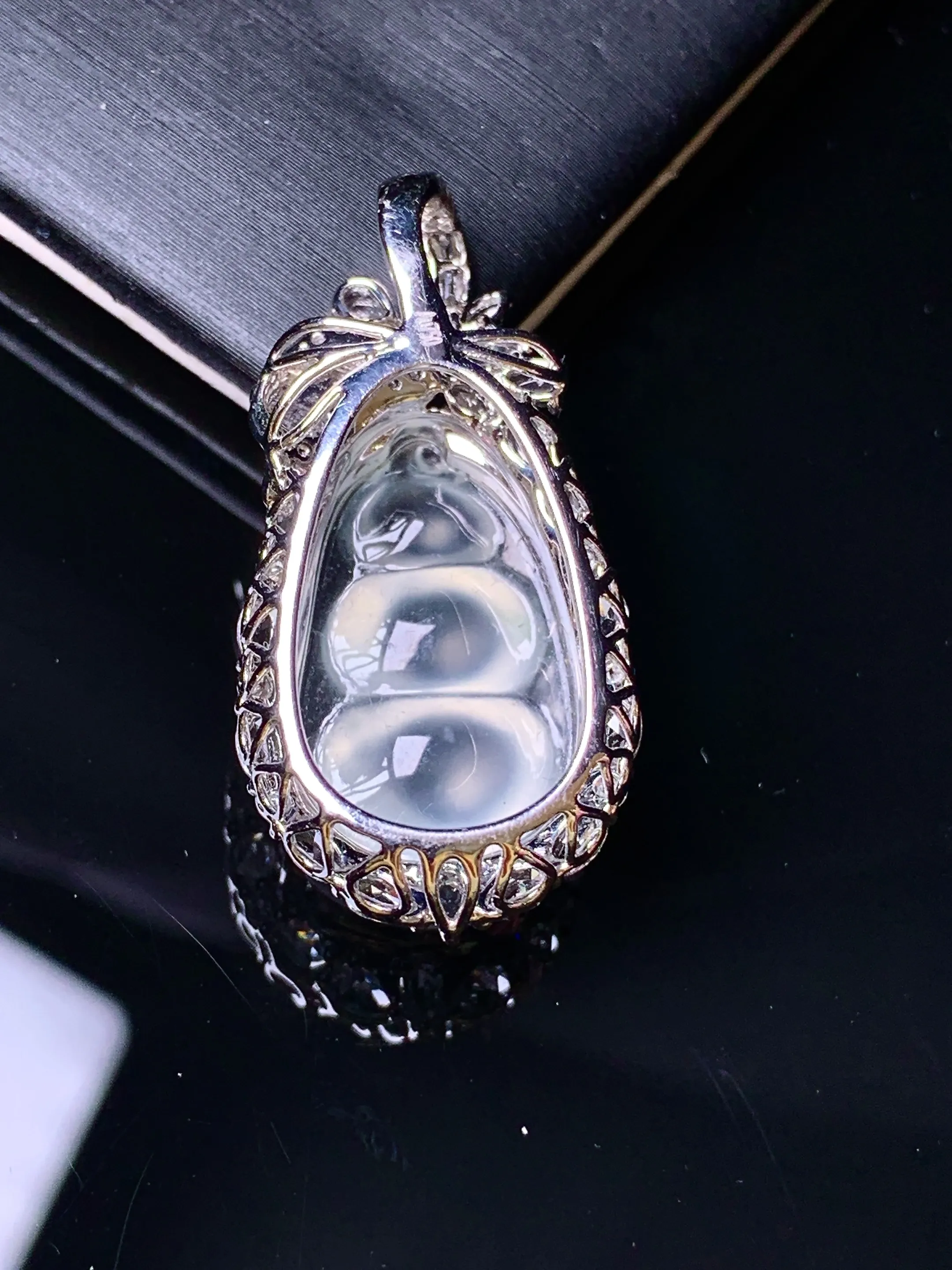 18k金钻镶嵌玻璃种四季豆吊坠 玉质细腻清新 水润亮眼 整体尺寸33.2*16.6*11