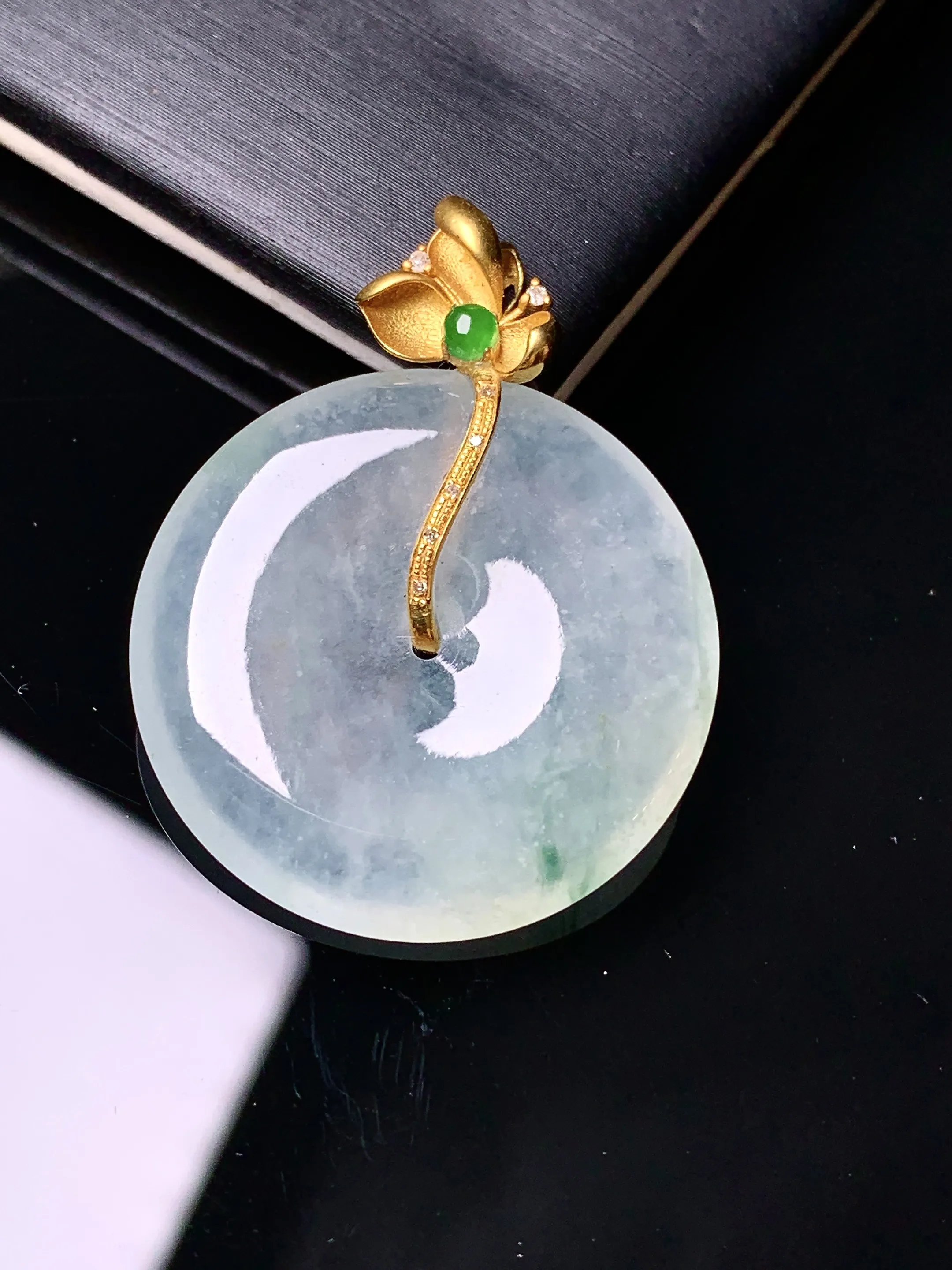 18k金钻镶嵌冰种平安扣吊坠 玉质细腻清新 水润亮眼 整体尺寸33.5*25.6*4.2