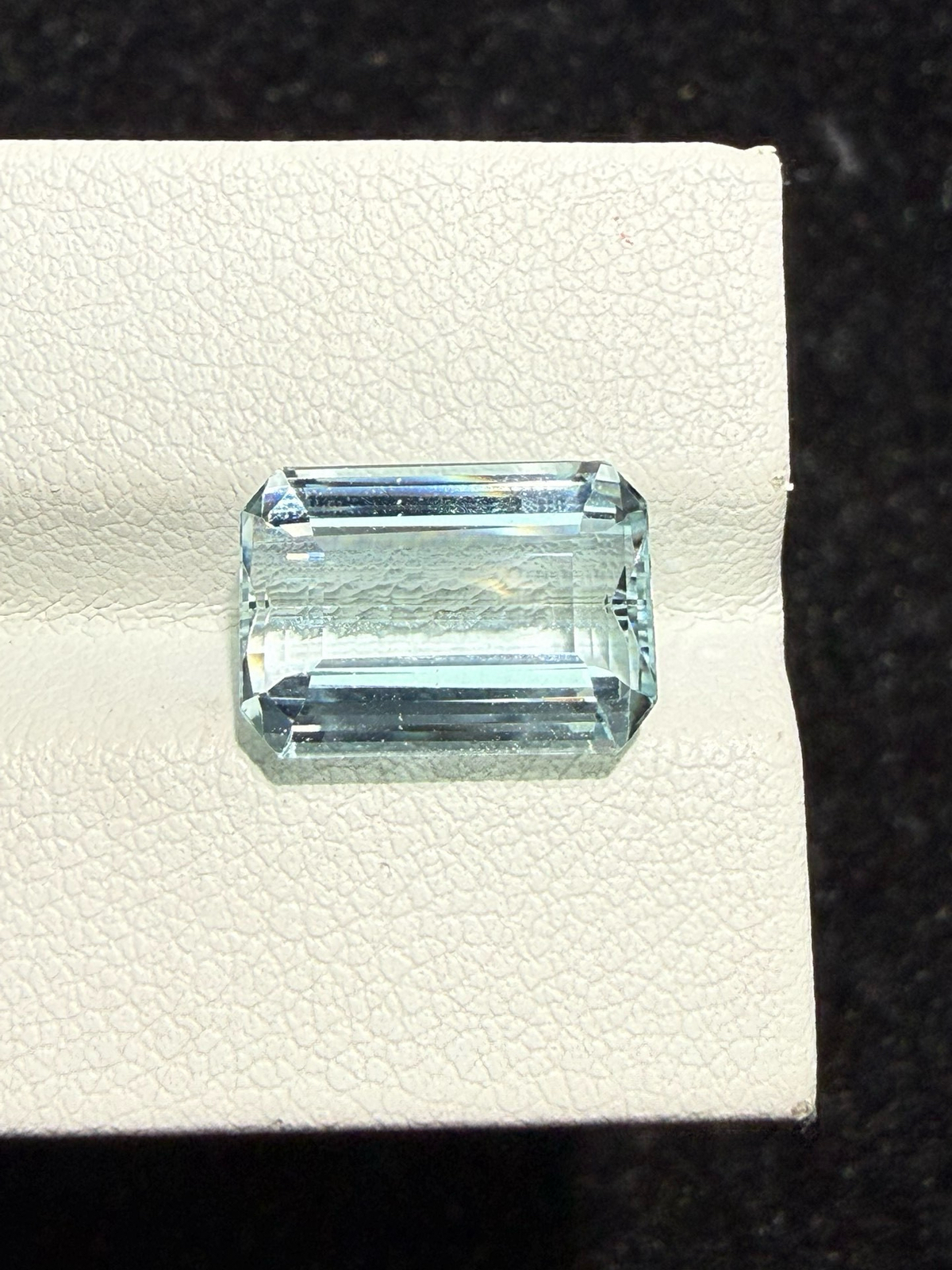 5.69克拉天然海蓝宝戒面裸石，颜色超美，火彩超好，尺寸：12.4*8.8*6.2mm