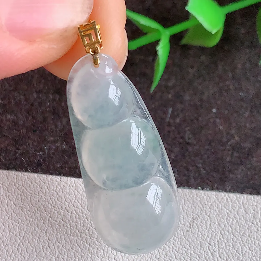 18k金扣冰润福豆翡翠挂件，冰清玉洁  胶感十足  寓意“四季平安，福气满满”颜色鲜艳，清新自然，饱满通透   W400.2    尺寸：32.5-13.2-5.2mm