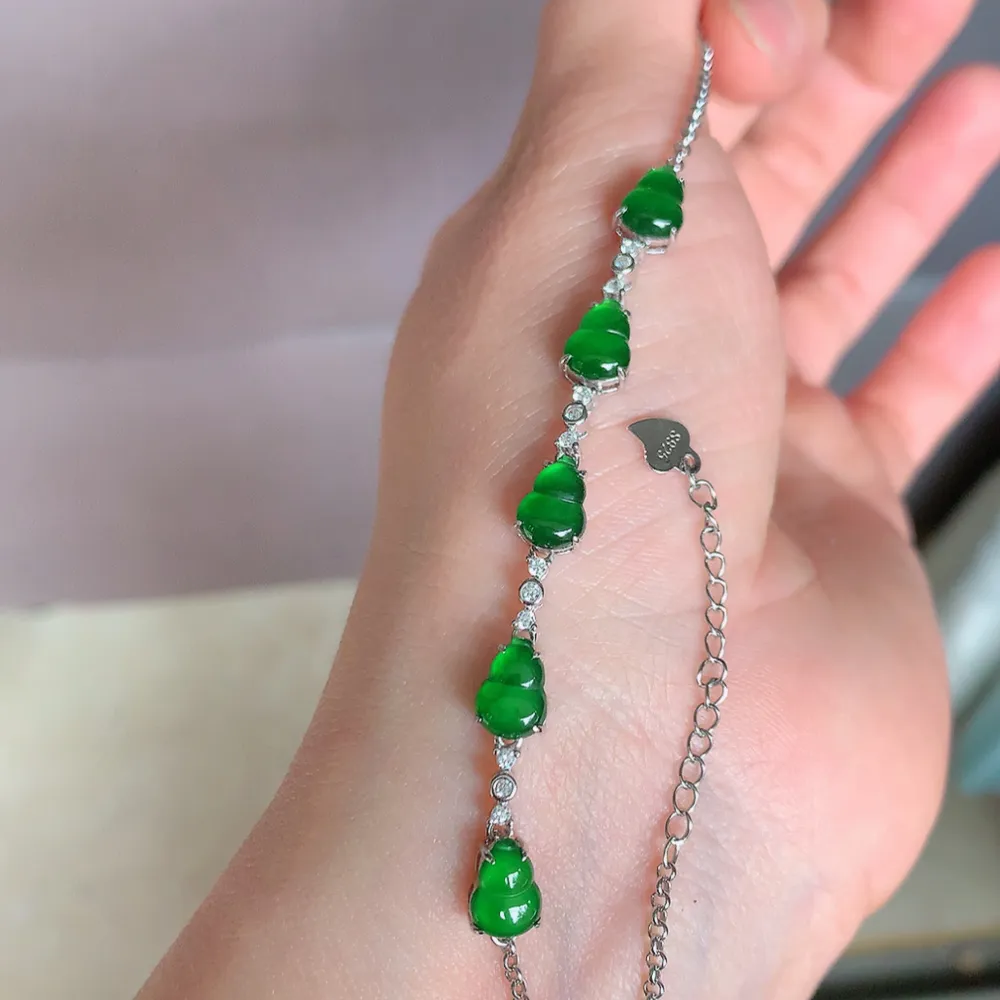 冰润满绿翡翠葫芦手链，水水润润，珠圆玉润，颜色鲜艳，妙明清净，清秀高雅，佩戴效果优雅迷人！性价比超值 W815.2  取一尺寸：7.8-6-4.2mm    裸石尺寸：7.8-6mm