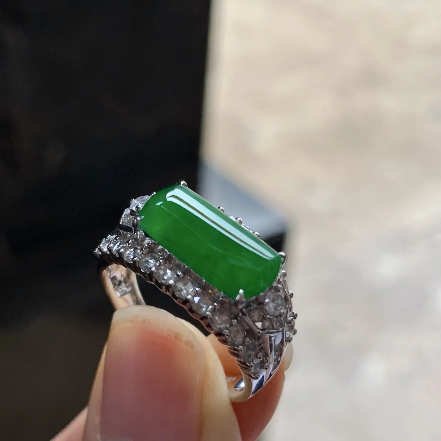 金钻镶嵌辣绿色马鞍戒指^_^鲜艳 浓郁