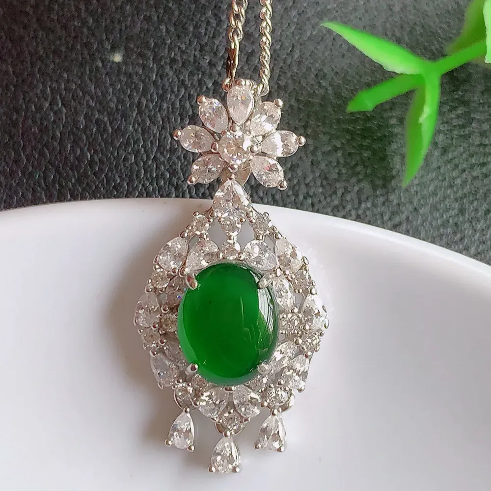 冰润满绿蛋面吊坠  玉质细润，翠绿色  沁人心脾 ，高档大气，镶嵌效果倍增，W815.2  整体尺寸：33-15.5-6.8mm  裸石尺寸：9.6-7.8