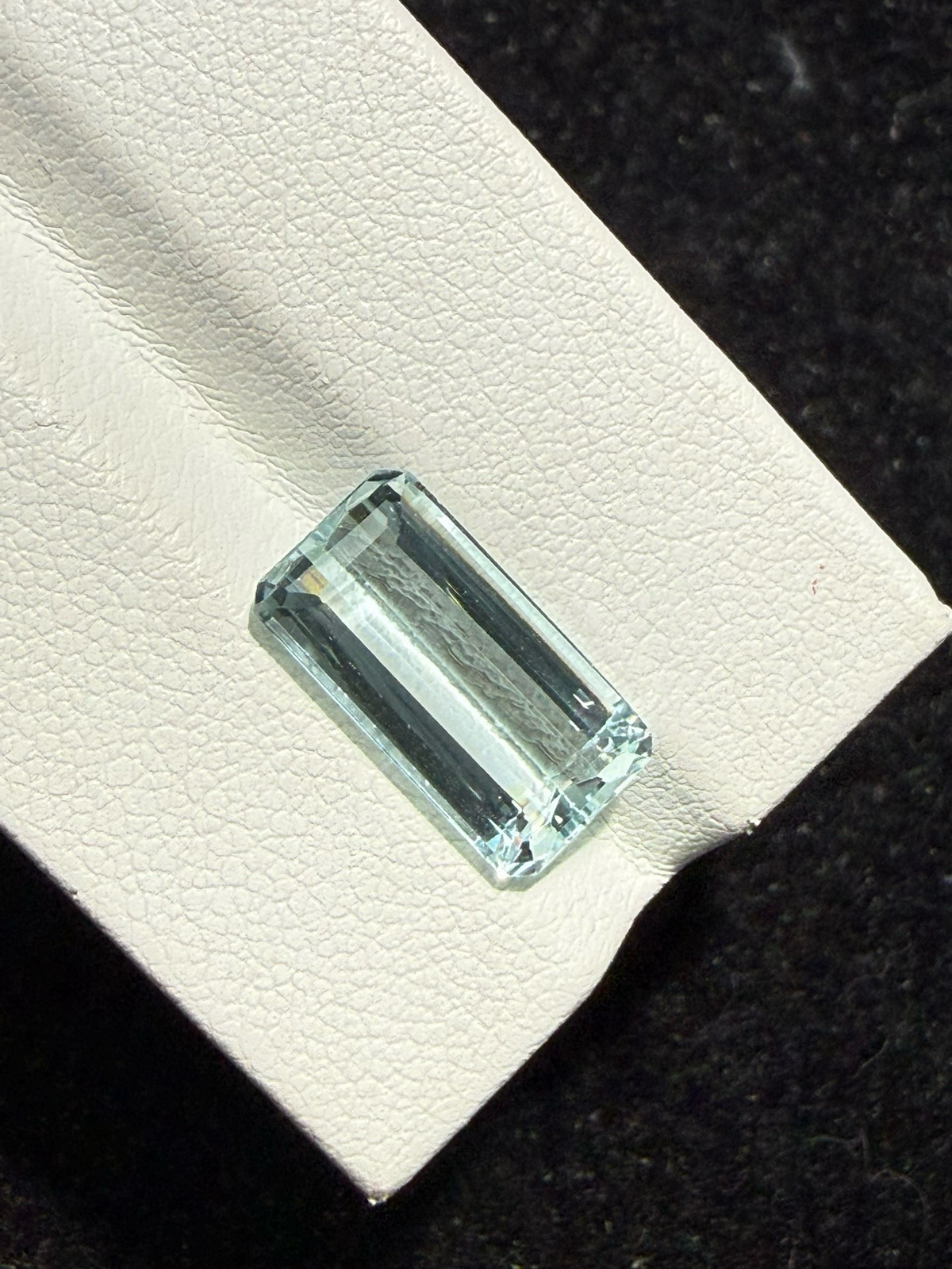 4.64克拉天然海蓝宝戒面裸石，颜色超美，火彩超好，尺寸：14.7*7.5*4.9mm