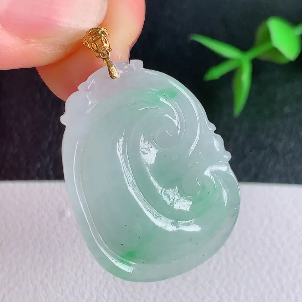 18k金扣冰润飘绿吉祥如意翡翠吊坠  寓意“万事如意，吉祥如意,福寿绵长 心想事成”饱满大气，通透水润  W140.2  尺寸：29-21.8-6.2mm