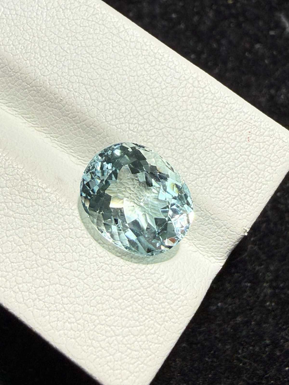 4.565克拉天然海蓝宝戒面裸石，颜色超美，火彩超好，尺寸：11.3*9.3*6.9mm