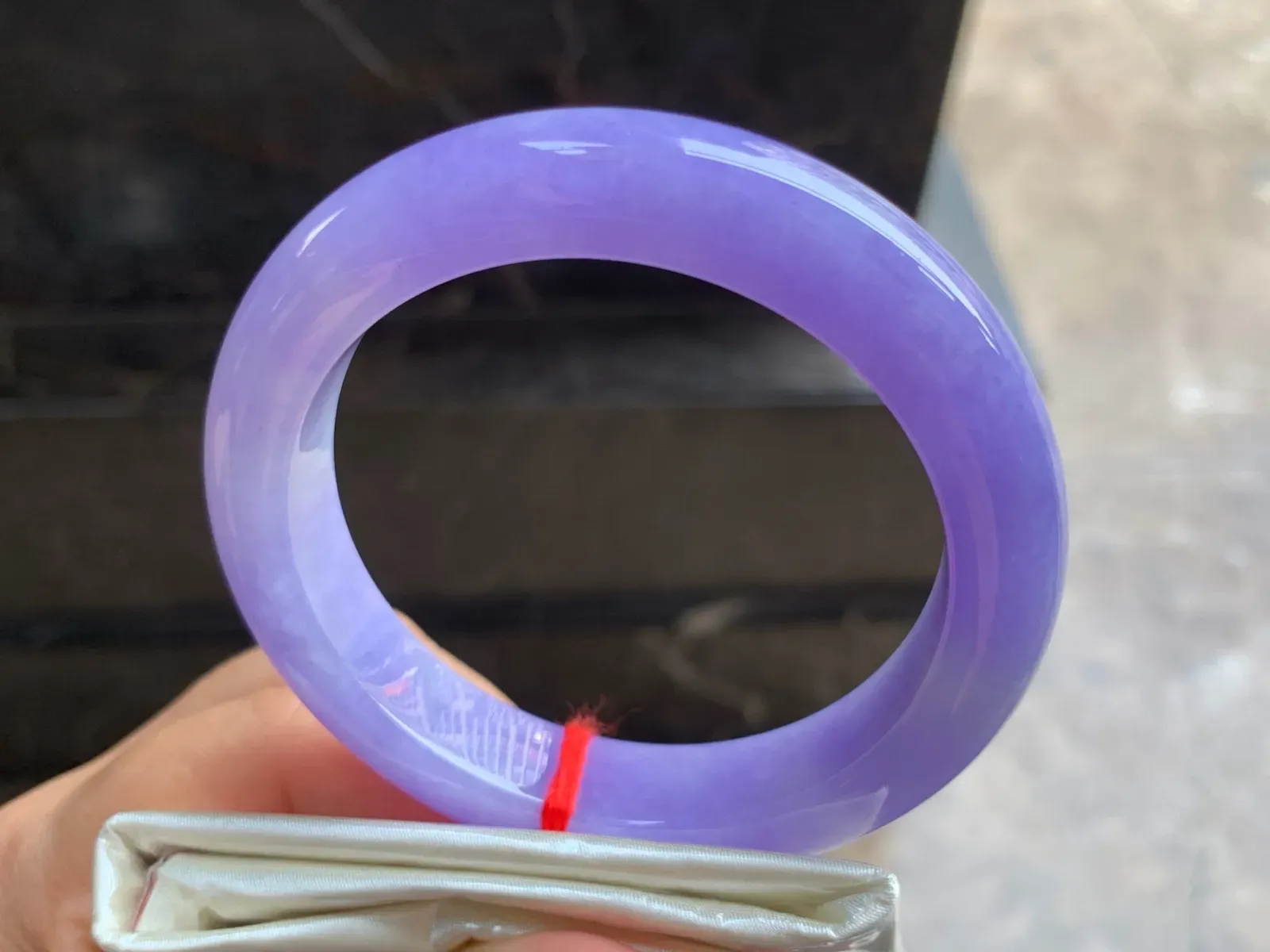 55.5-12.2-9.5mm
紫罗兰手镯 底子细腻 颜色浓郁漂亮 紫韵优雅 上手高贵大气