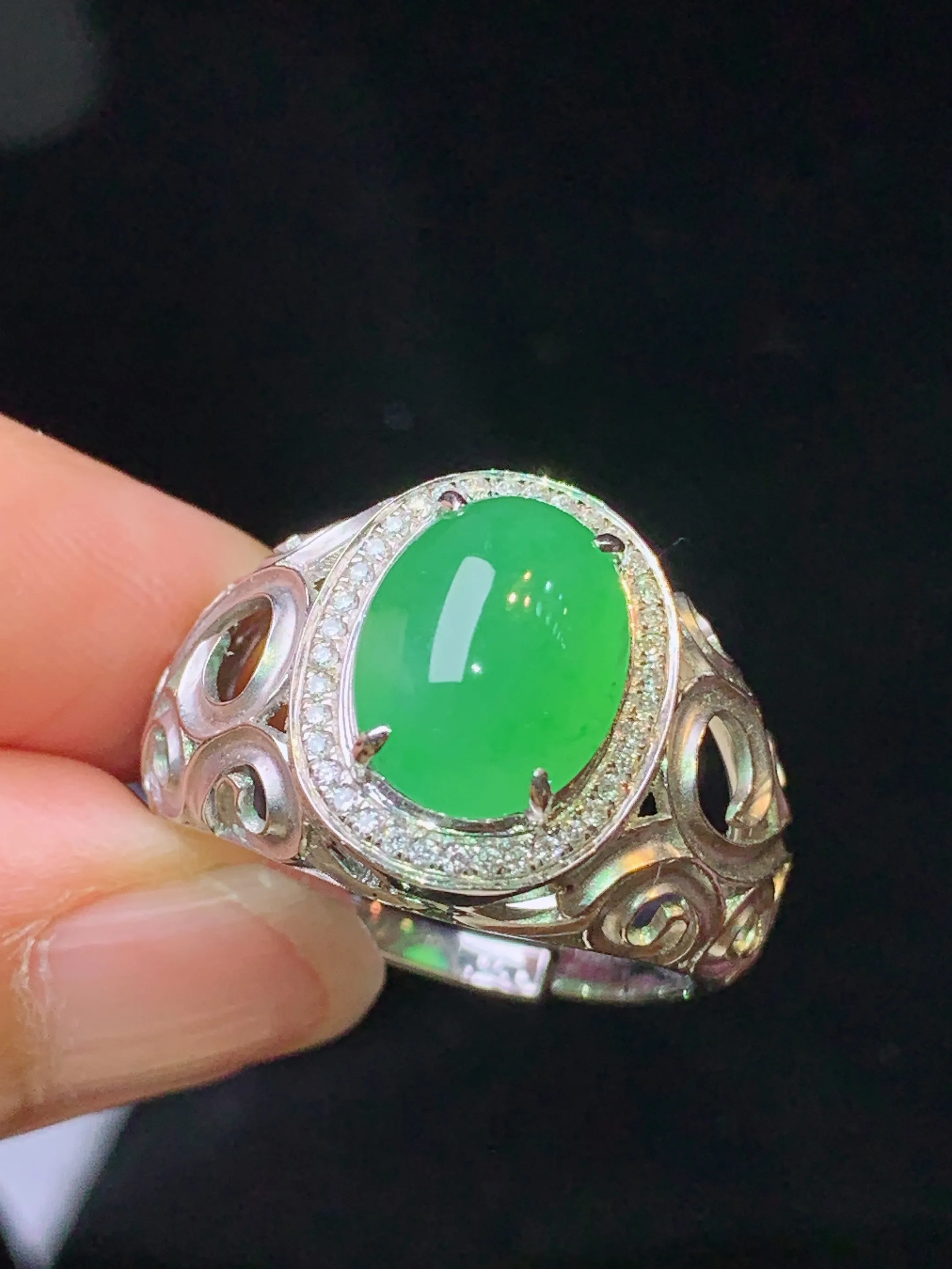 18k金钻镶嵌满绿蛋面戒指 玉质细腻 色泽艳丽清新 水润亮眼 圈口21.5 整体尺寸16*13*10