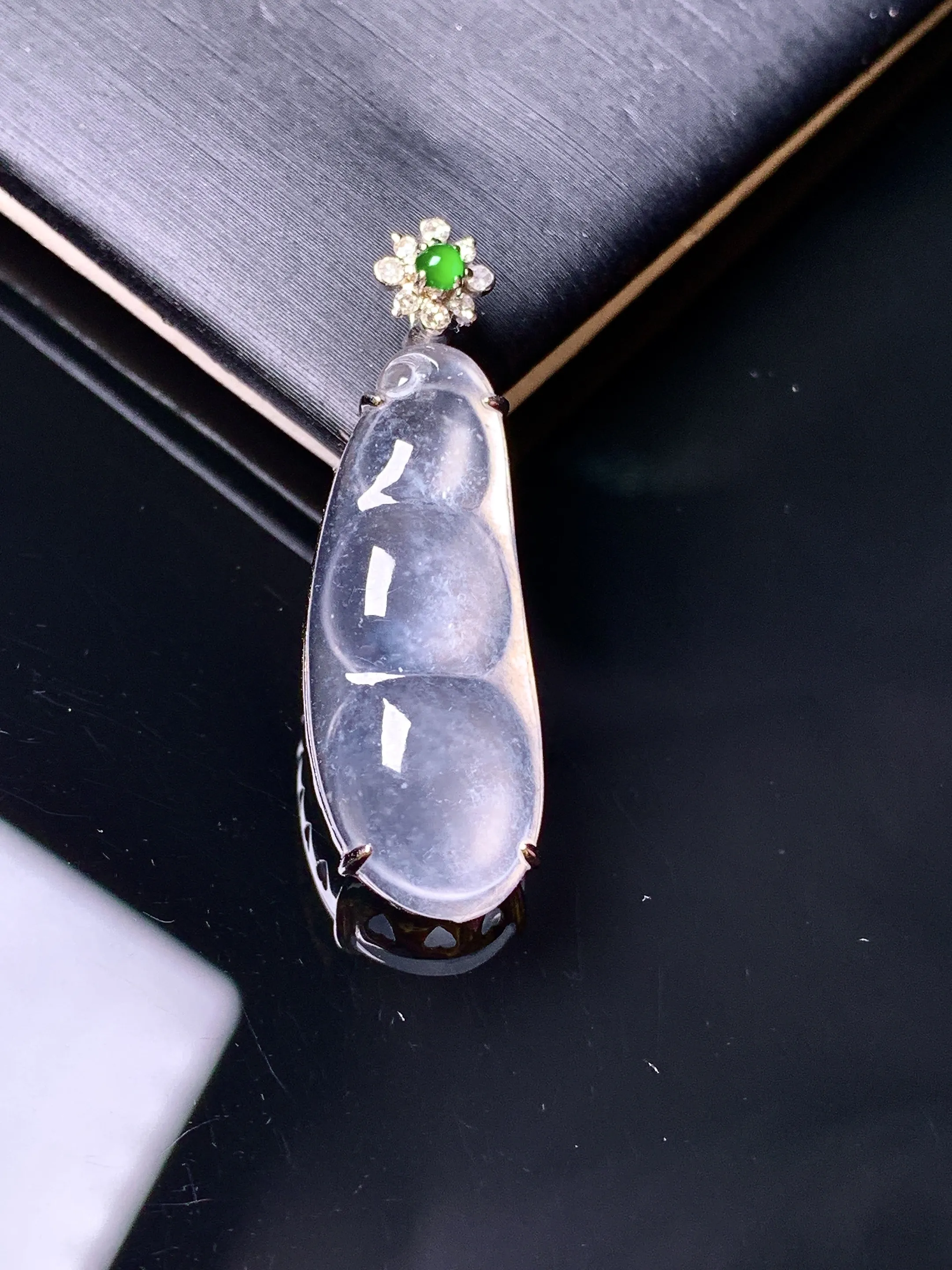 18k金钻镶嵌冰种四季豆吊坠 玉质细腻清新 水润亮眼 整体尺寸31.8*10.2*6.2