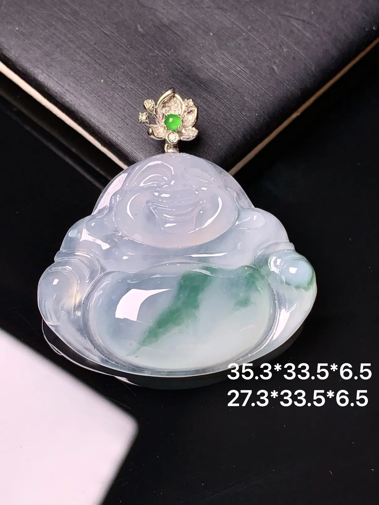 18k金钻镶嵌飘绿佛公吊坠 玉质细腻清新 水润亮眼 整体尺寸35.3*33.5*6.5