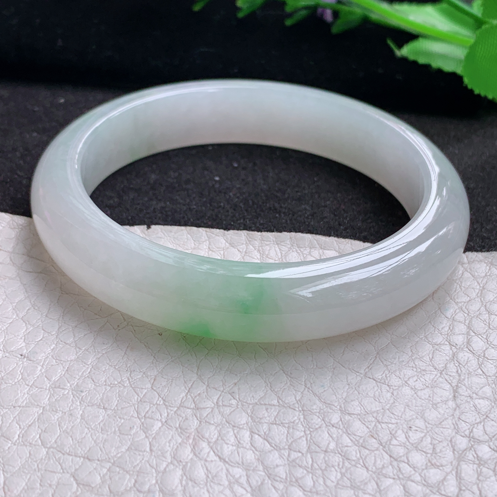 n清新年轻款56*11.8*8平安镯 天然缅甸翡翠A货胶润飘绿宽边玉手环