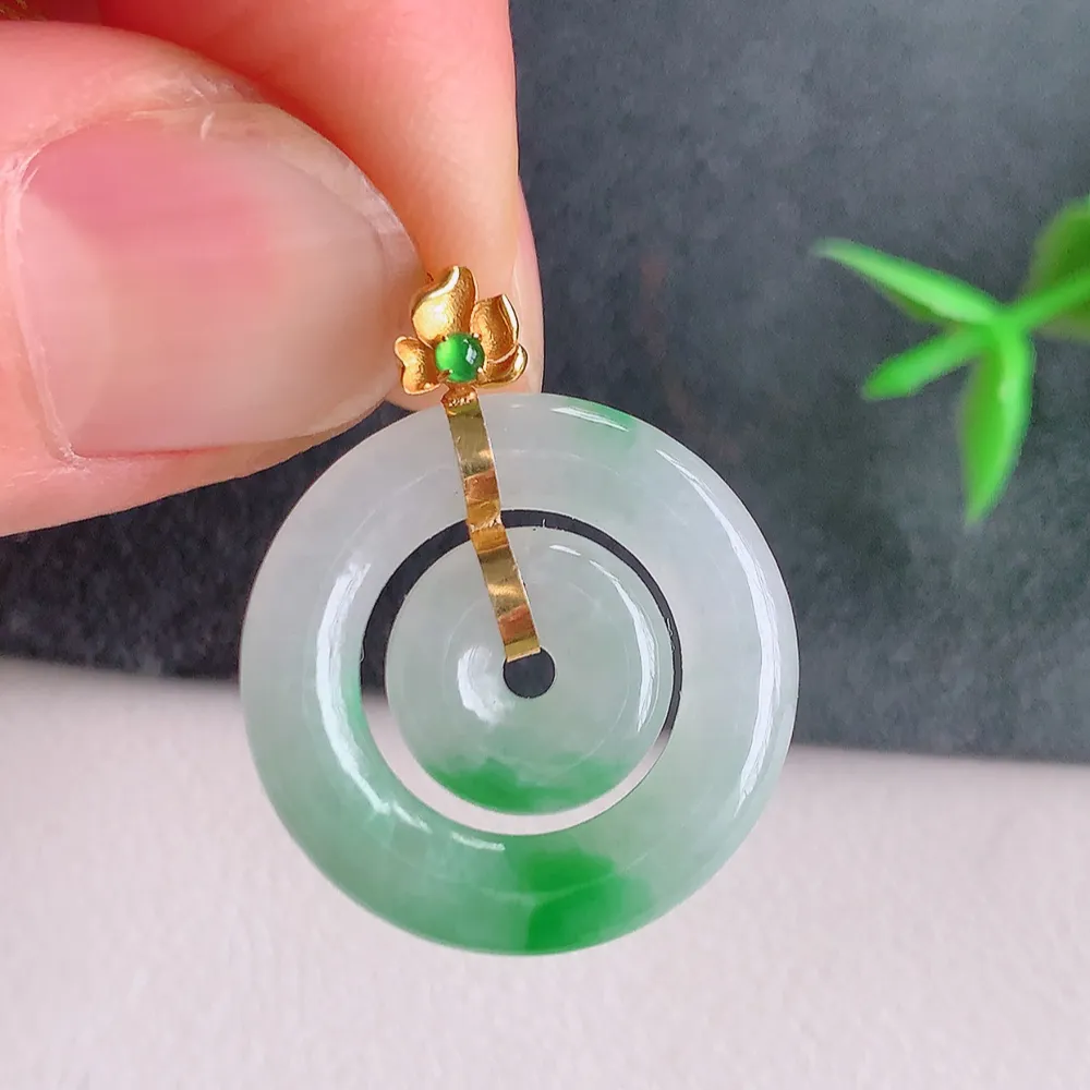 18k金冰润飘花子母平安扣吊坠，厚装饱满，冰润剔透，细腻水足，种质润泽，飘花灵动，佩戴优雅大气，W4