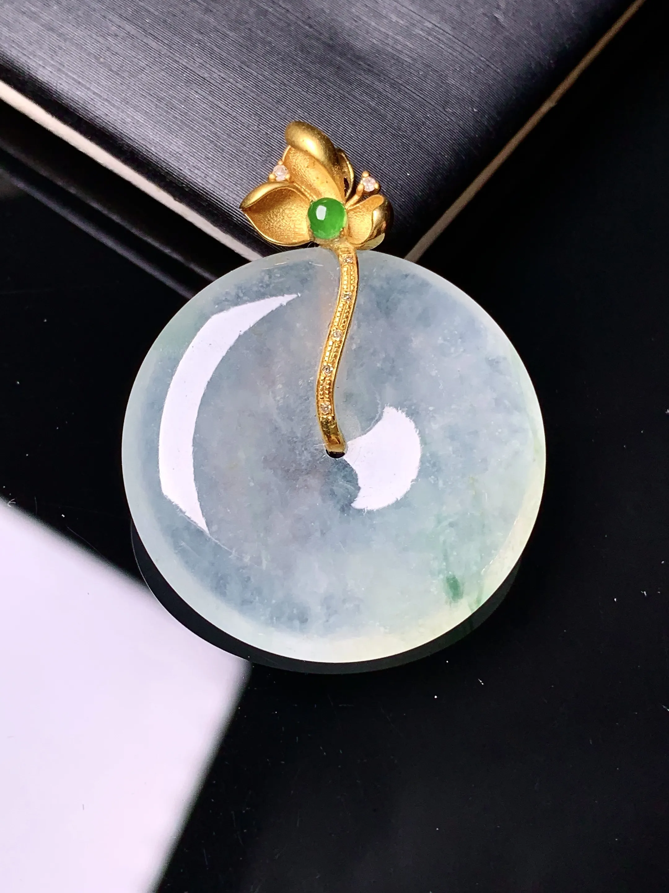 18k金钻镶嵌冰种平安扣吊坠 玉质细腻清新 水润亮眼 整体尺寸33.5*25.6*4.2