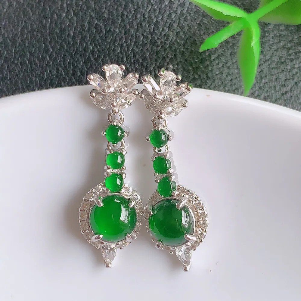 冰透满绿翡翠耳坠，自然光实拍，翠色灵动，颜色漂亮，种老水足，品相佳，佩戴佳品！W815.2  取一尺