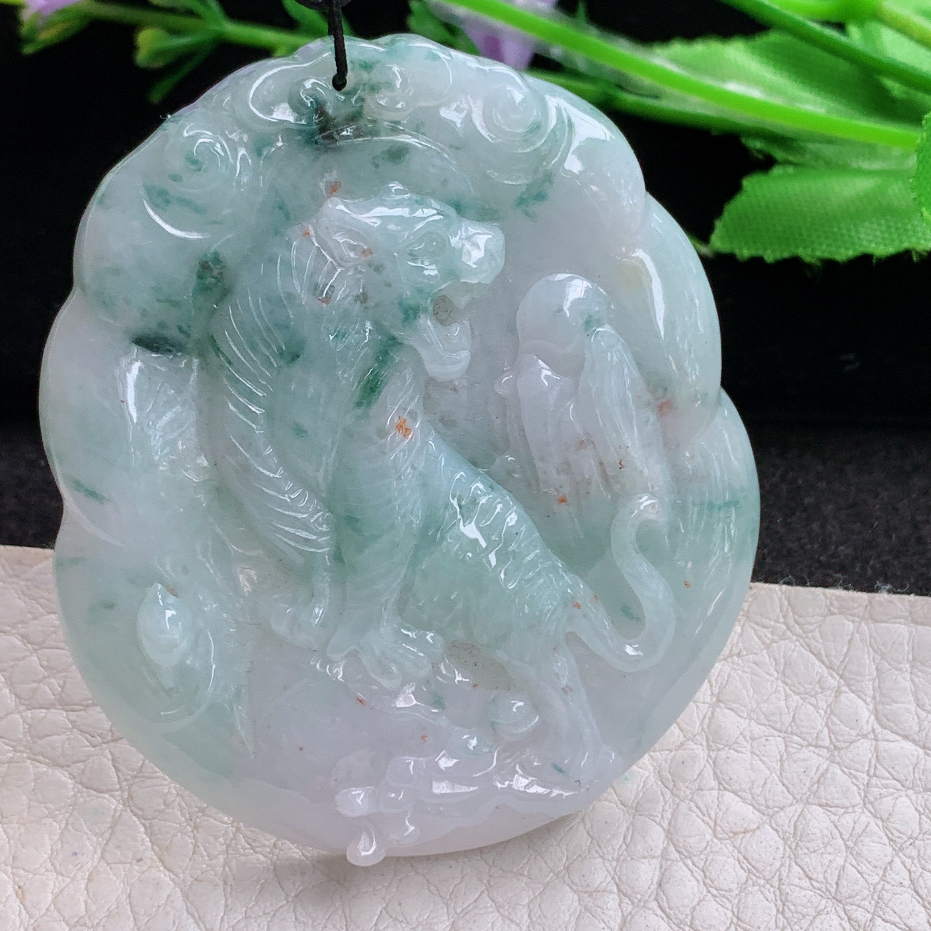 f8自然光53*46.8*6.3天然缅甸翡翠飘花老虎吊坠生肖上山虎