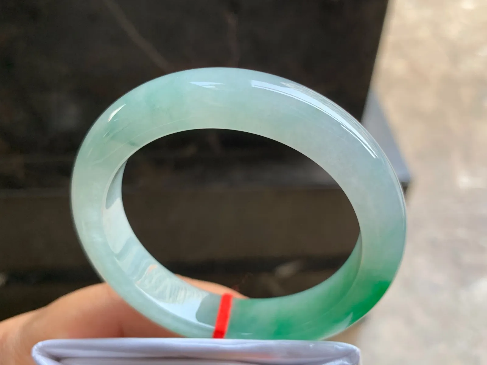 54-12.5-9mm
带色手镯 底子细腻 颜色漂亮 上手大气