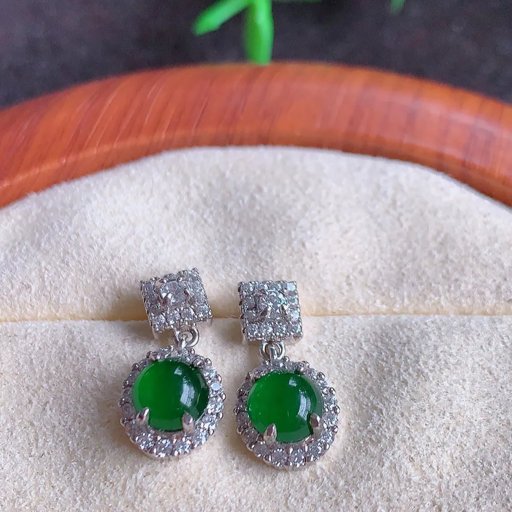 冰透满绿翡翠耳坠，自然光实拍，翠色灵动，颜色漂亮，种老水足，品相佳，佩戴佳品！W815.2  取一尺寸：15-7.5-4.6mm  裸石尺寸：5.6-5mm