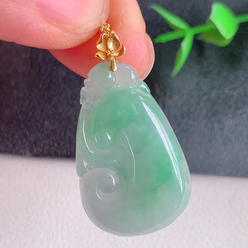 18k金扣冰润飘花吉祥如意翡翠吊坠  寓意“万事如意，吉祥如意,福寿绵长 心想事成”饱满大气，通透水润  W141.2  尺寸：29-18.5-3.8mm