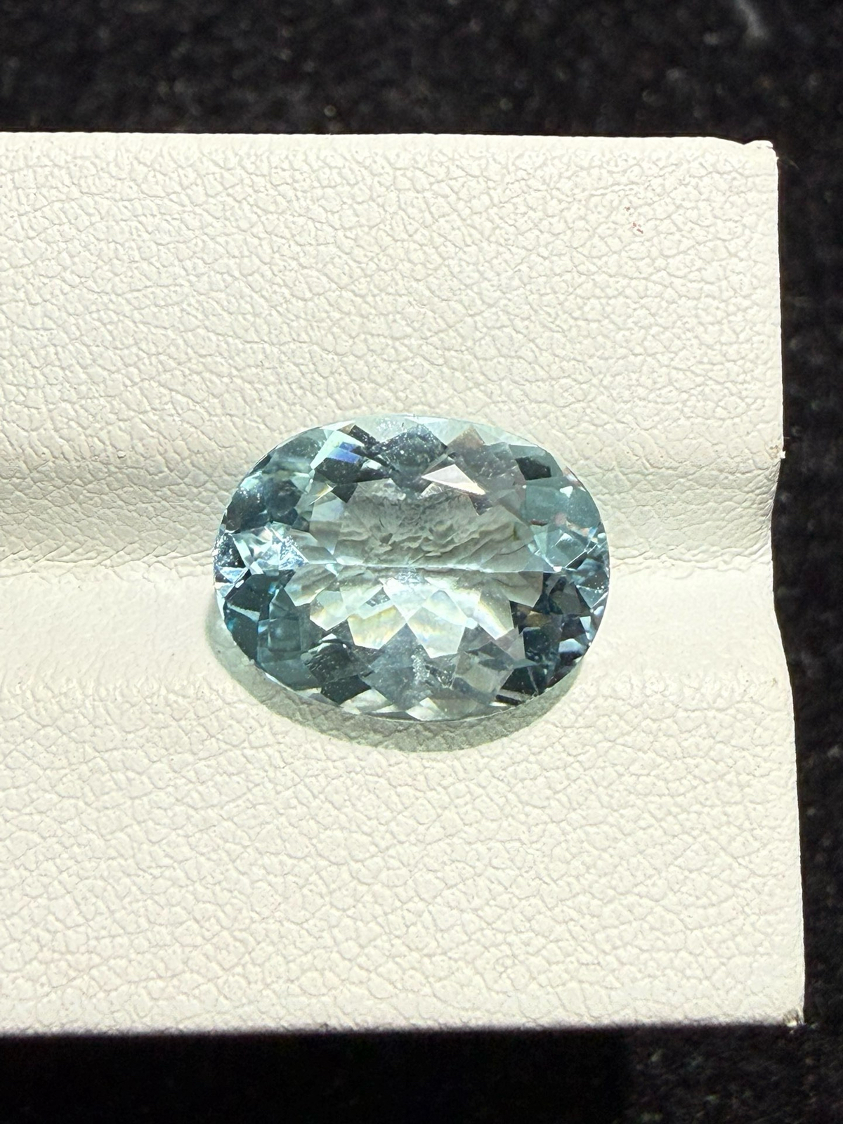 4.675克拉天然海蓝宝戒面裸石，颜色超美，火彩超好，尺寸：13.3*10.2*5.9mm