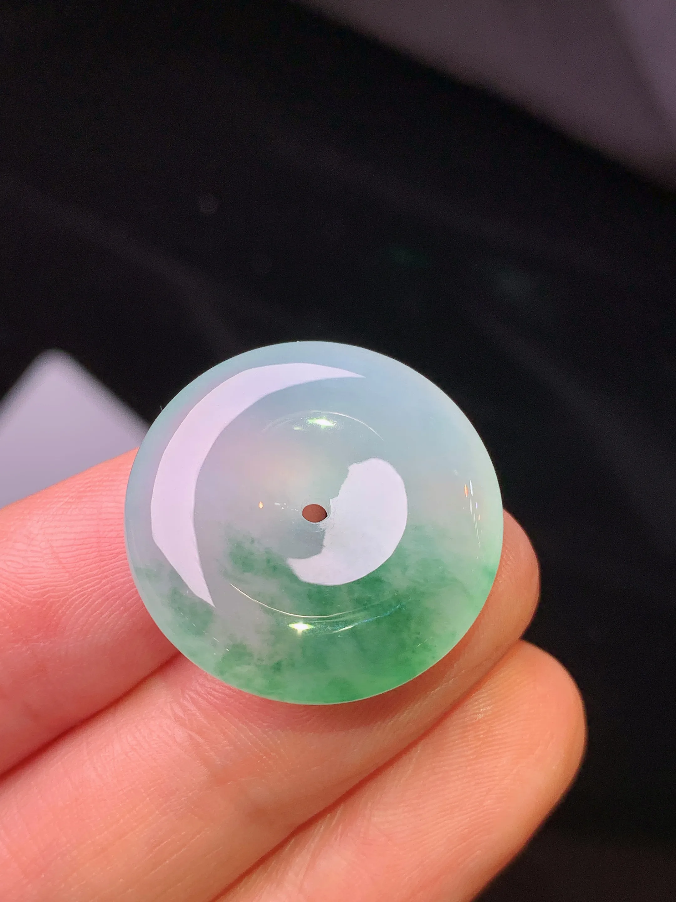 冰种飘绿平安扣吊坠 玉质细腻清新 水润亮眼 整体尺寸23.3*5.7